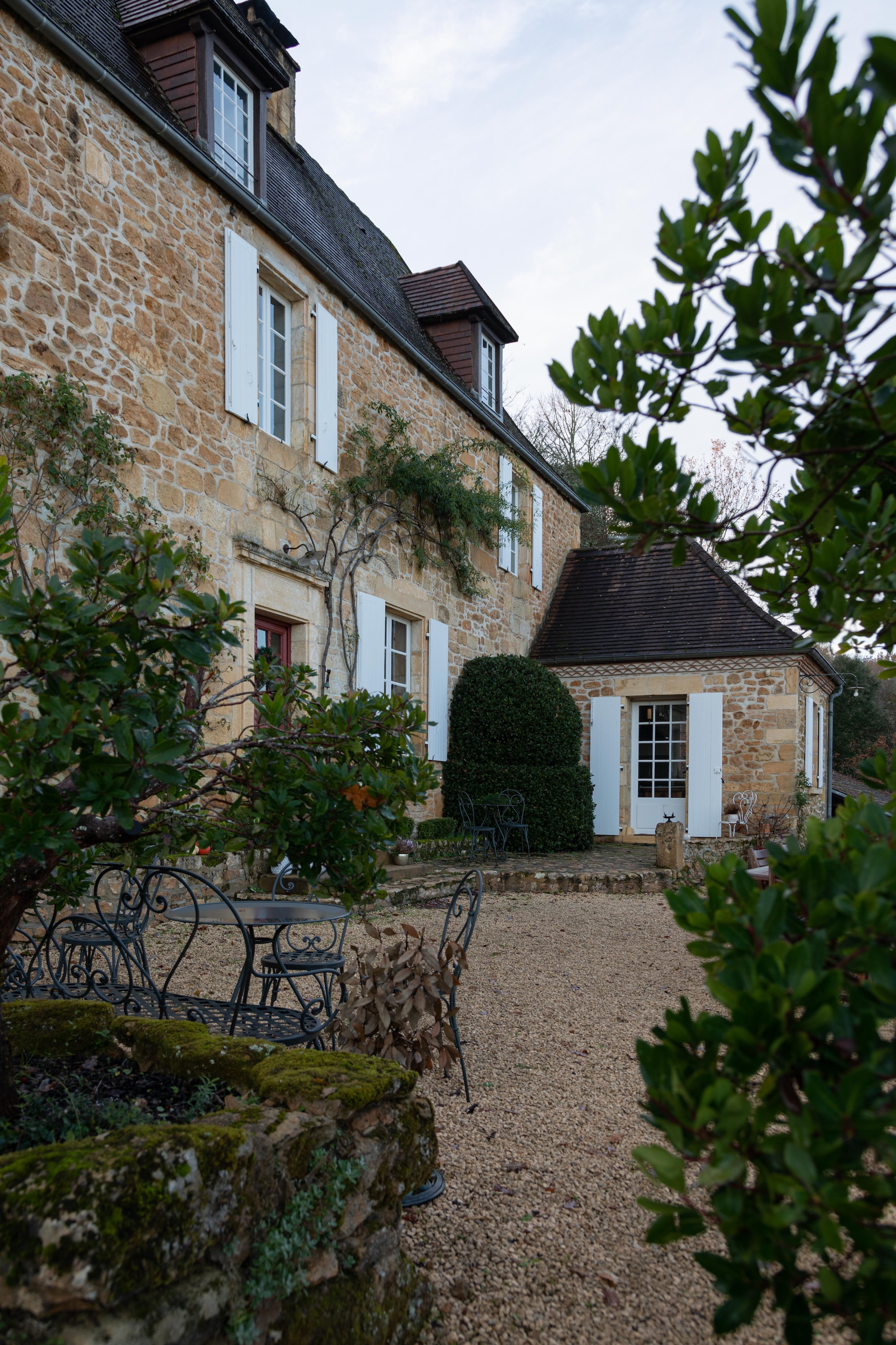 De 300 jaar oude boerderij van Chloé en Gregory in het Franse Montfort. Het stel verhuurt een deel van het huis. Aan het eind van het jaar bewonen ze de boerderij zelf. vtwonen Landelijk 11-2025 | styling Wilma Custers | fotografie Fabienne Delafraye