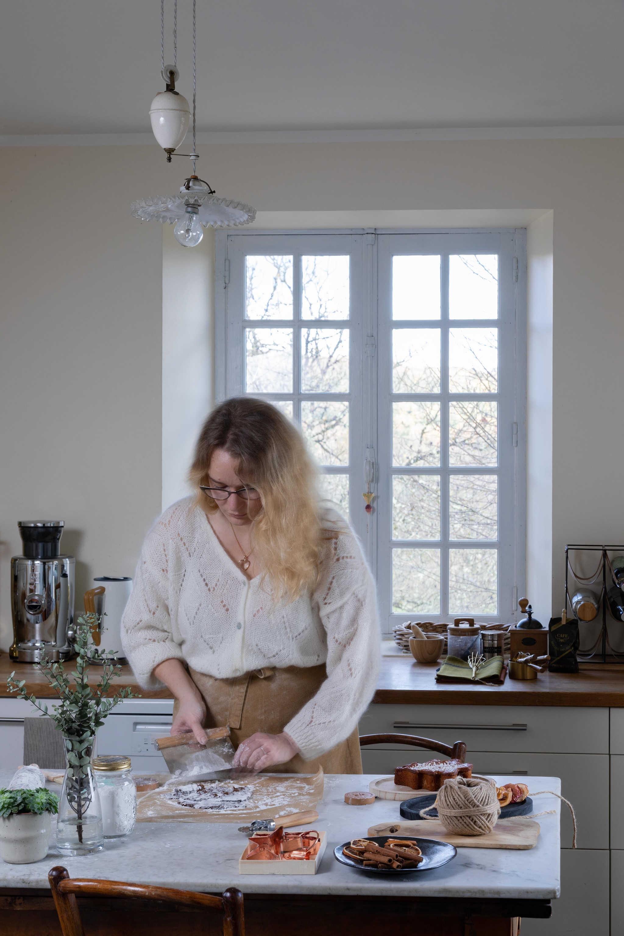 De tafel met marmeren blad nam Chloé over van de vorige bewoners. De uitsteekvormen komen uit San Francisco, Chloé kocht ze onder andere bij Williams Sonoma. vtwonen Landelijk 11-2025 | styling Wilma Custers | fotografie Fabienne Delafraye