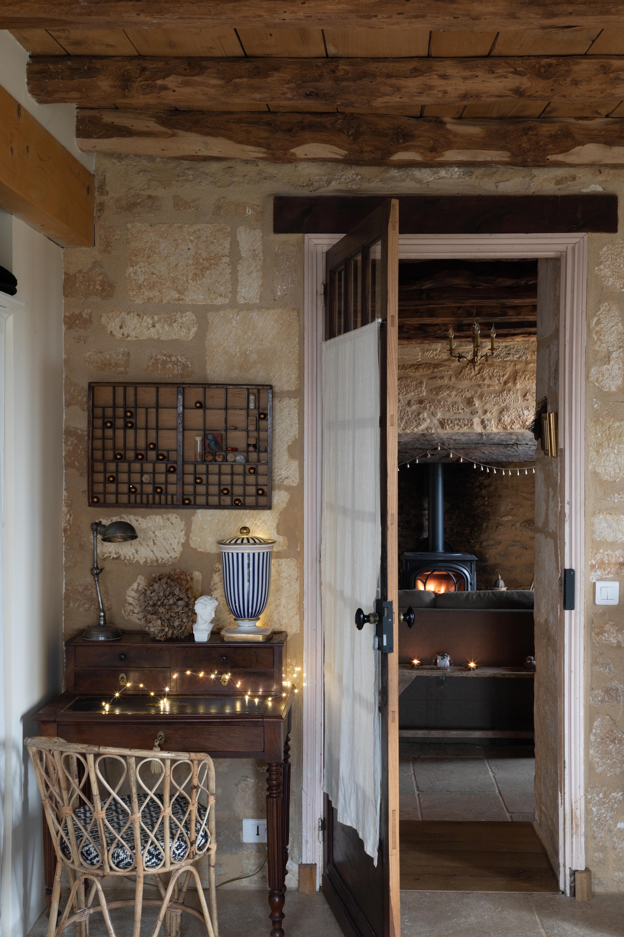 Aan het kleine bureau maakt Chloé de rekeningen op voor haar huurders. Stoel Madam Stoltz. Letterbak Etsy. Soortgelijke antiek zilveren bureaulampen. vtwonen Landelijk 11-2025 | styling Wilma Custers | fotografie Fabienne Delafraye