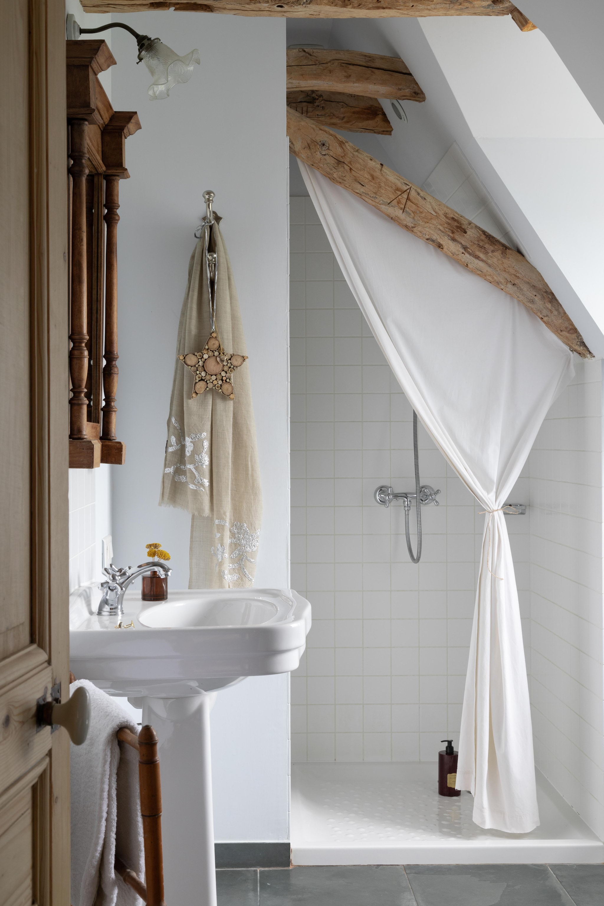 De badkamer zat al inde woning. De wastafel is 19de-eeuws Engels. vtwonen Landelijk 11-2025 | styling Wilma Custers | fotografie Fabienne Delafraye