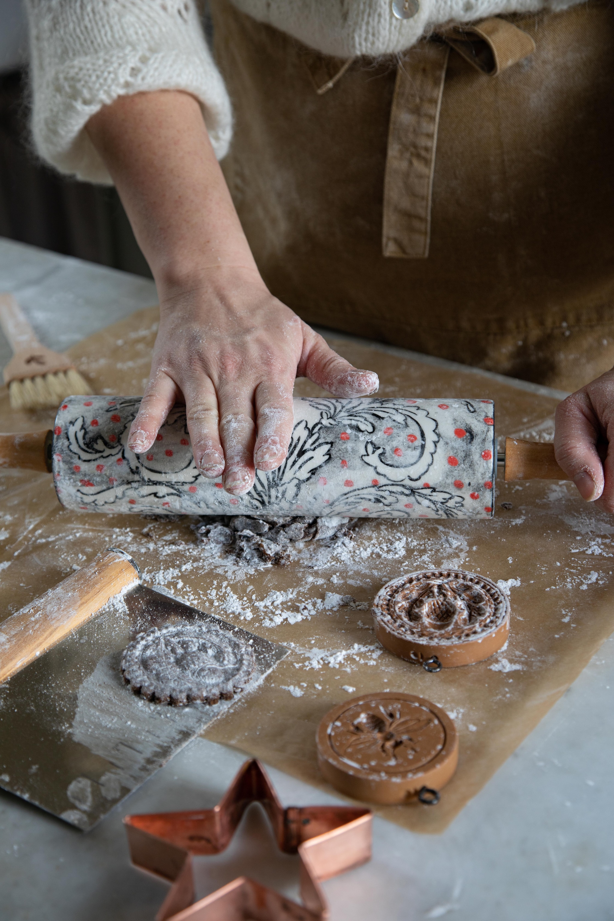De tafel met marmeren blad nam Chloé over van de vorige bewoners. De uitsteekvormen komen uit San Francisco, Chloé kocht ze onder andere bij Williams Sonoma. vtwonen Landelijk 11-2025 | styling Wilma Custers | fotografie Fabienne Delafraye