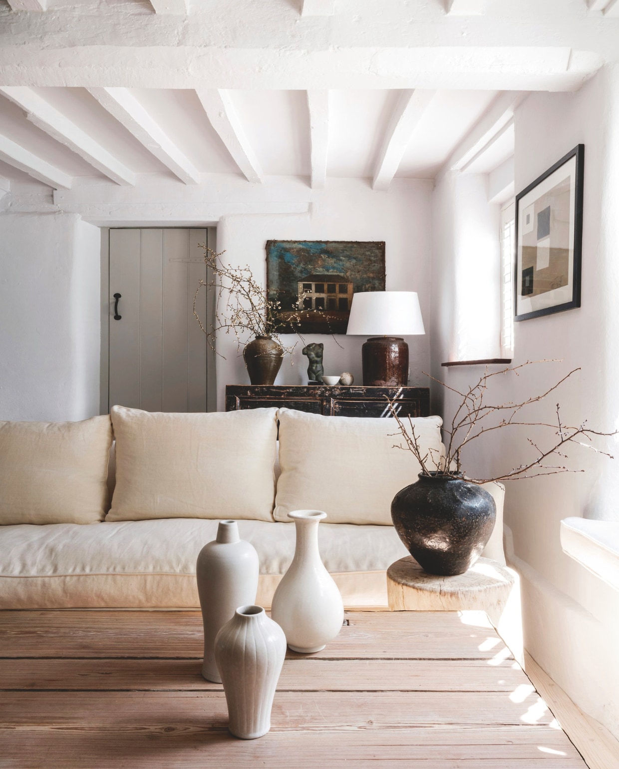 Plafond en muur verfkleur Yes Your Honour van Fired Earth. Schemerlamp Anton & K. Kunstwerk Terry Frost. vtwonen landelijk 8-2025 | productie Living Inside | styling Ali Heath | fotografie Emma Lewis