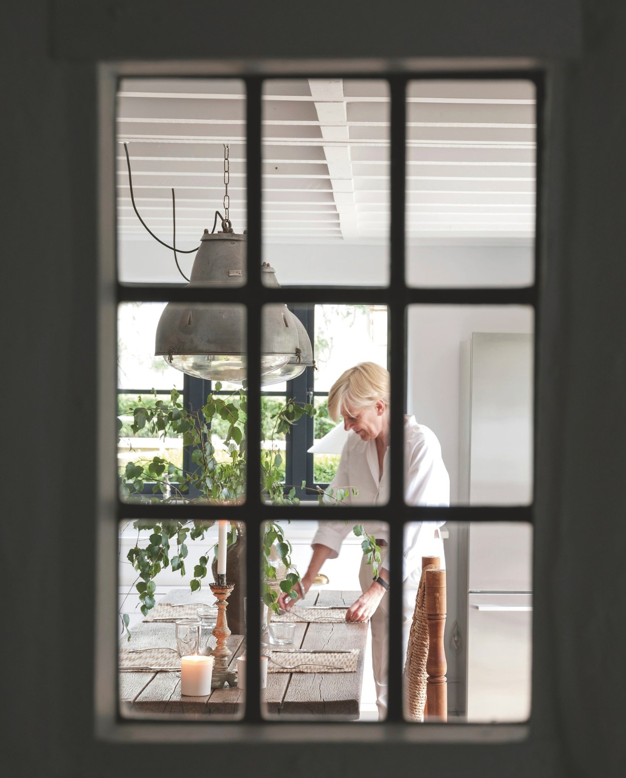Hanglampen Norfolk Decorative Antiques. Tafel uit Frankrijk. Touwstoelen Audoux & Minet. Kandelaars Anton & K. Placemats Toast. vtwonen landelijk 8-2025 | productie Living Inside | styling Ali Heath | fotografie Emma Lewis