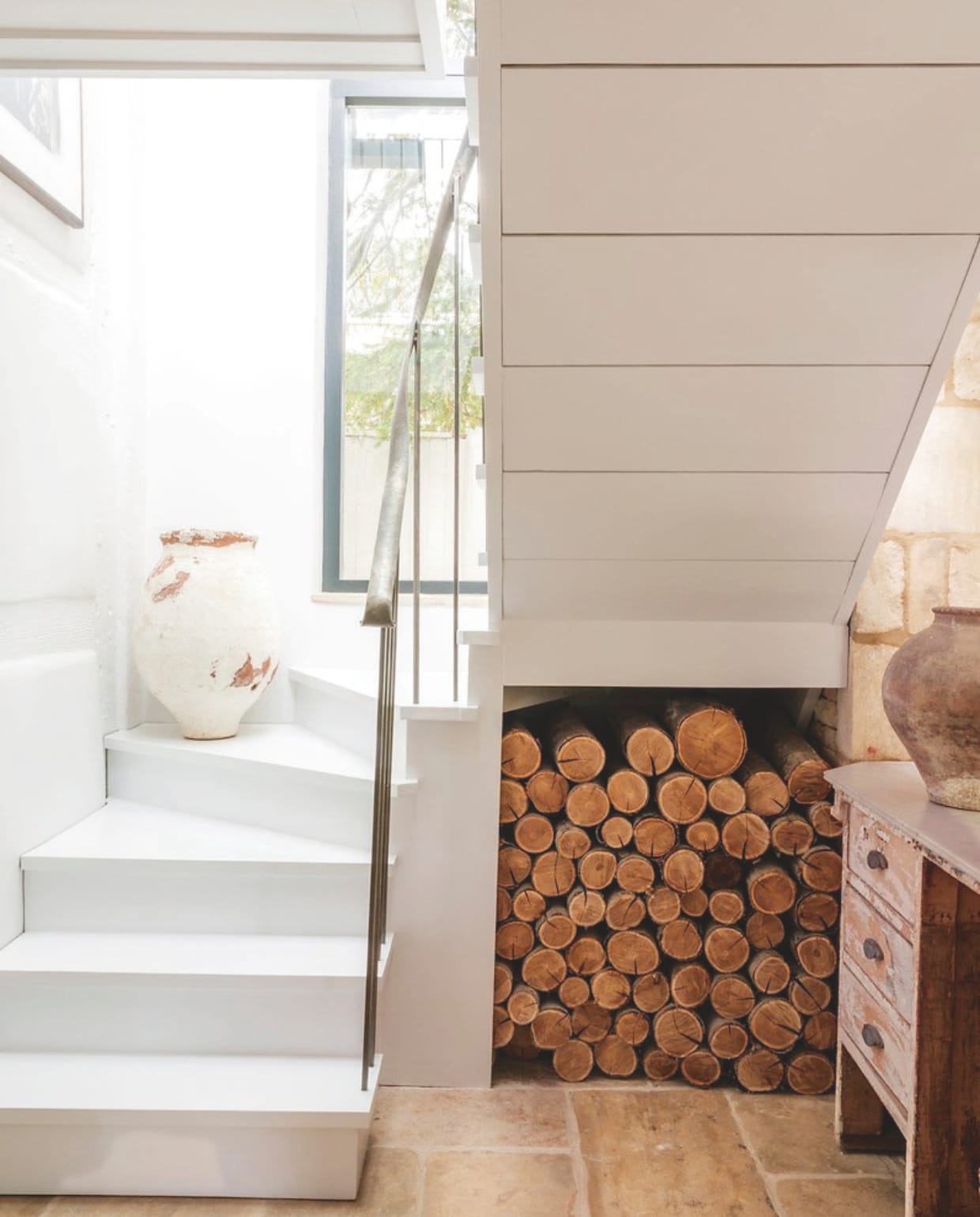 Plafond en muur verfkleur Yes Your Honour van Fired Earth. Vaas uit Mallorca. Trap is op maat gemaakt. vtwonen landelijk 8-2025 | productie Living Inside | styling Ali Heath | fotografie Emma Lewis