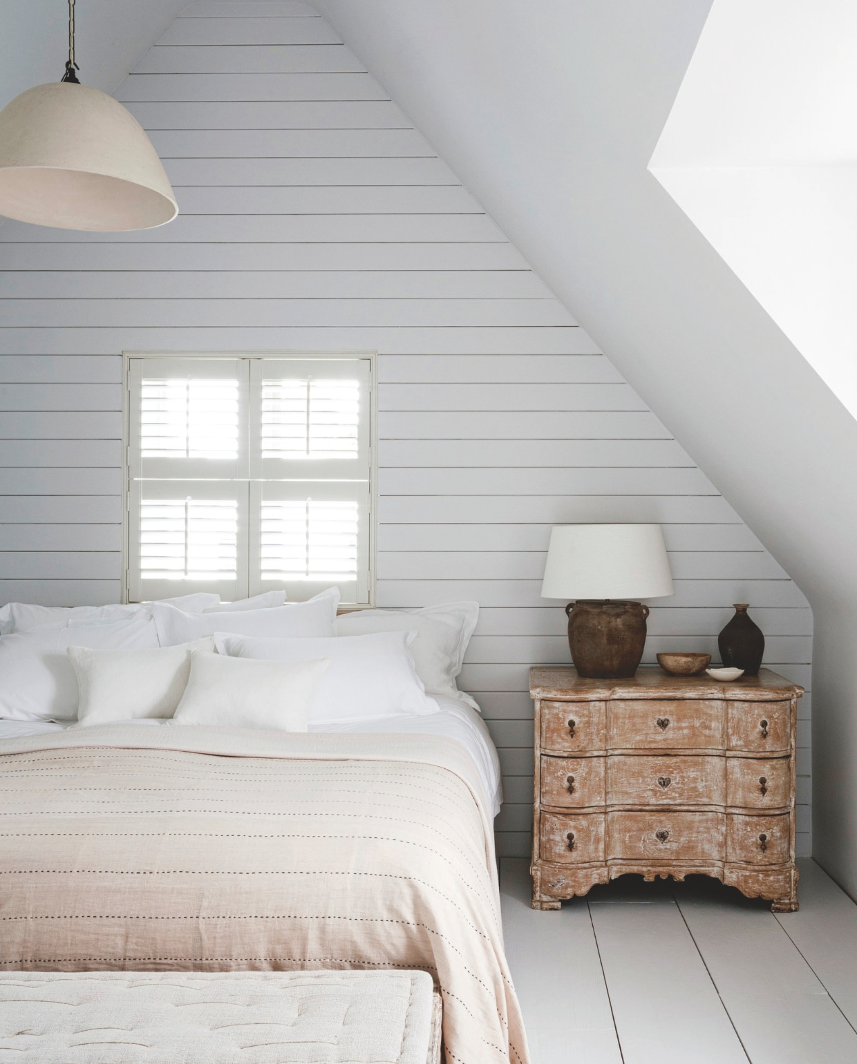 Plafond, vloer en muur verfkleur Yes Your Honour van Fired Earth. Schemerlamp en hanglamp Anton & K. Schalen uit Zweden. Vaas Chinees antiek. Dressoir uit de Provence. vtwonen landelijk 8-2025 | productie Living Inside | styling Ali Heath | fotografie Emma Lewis