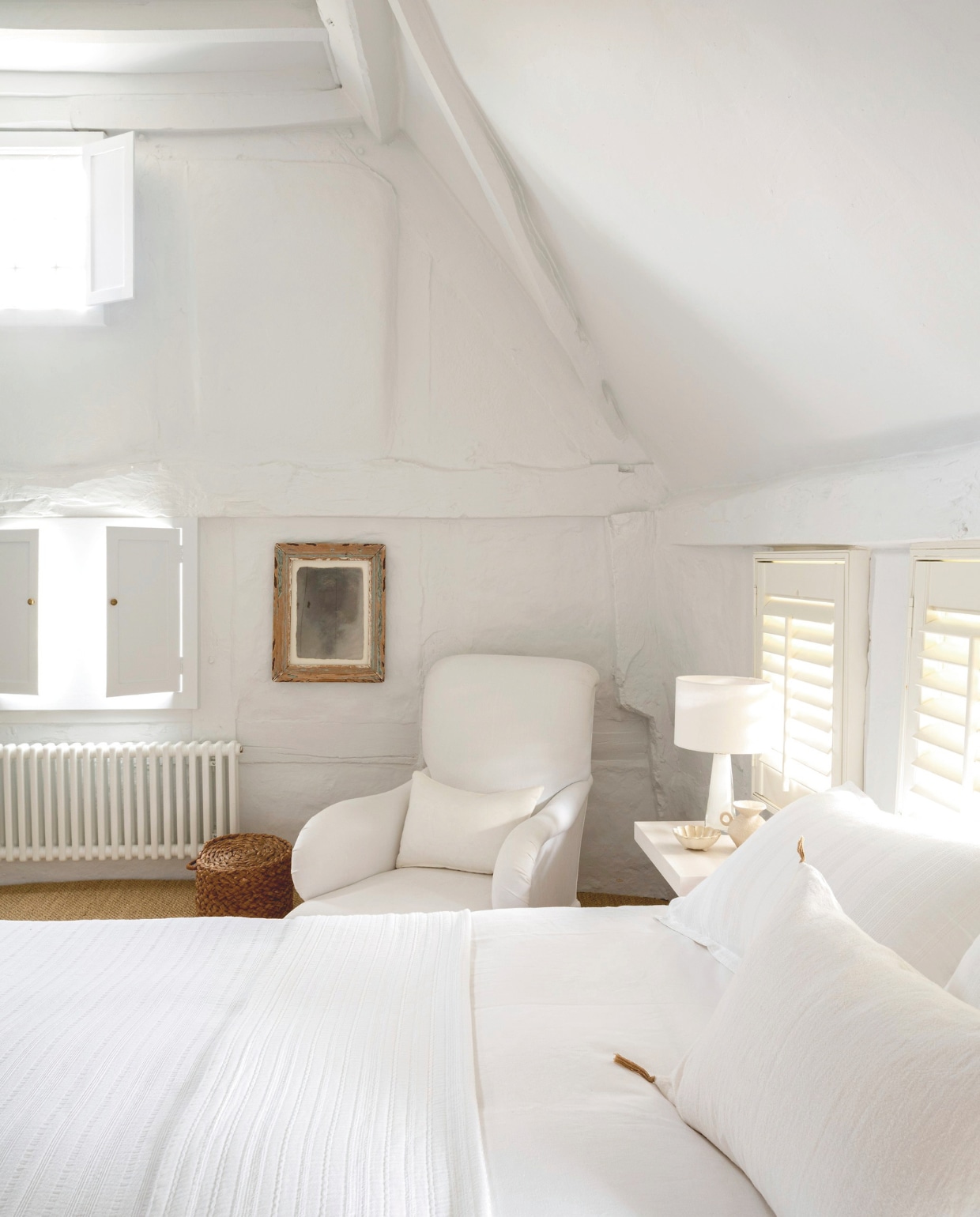 Plafond en muur verfkleur Yes Your Honour van Fired Earth. Kunstwerk Anton & K. Stoel LF Trading. Handgemaakt nachtkastje Heartwood Design. Vaas Merci Paris. Kom Roman and Williams Guild. Dekbedovertrek The White Company. Tafellamp vintage. vtwonen landelijk 8-2025 | productie Living Inside | styling Ali Heath | fotografie Emma Lewis