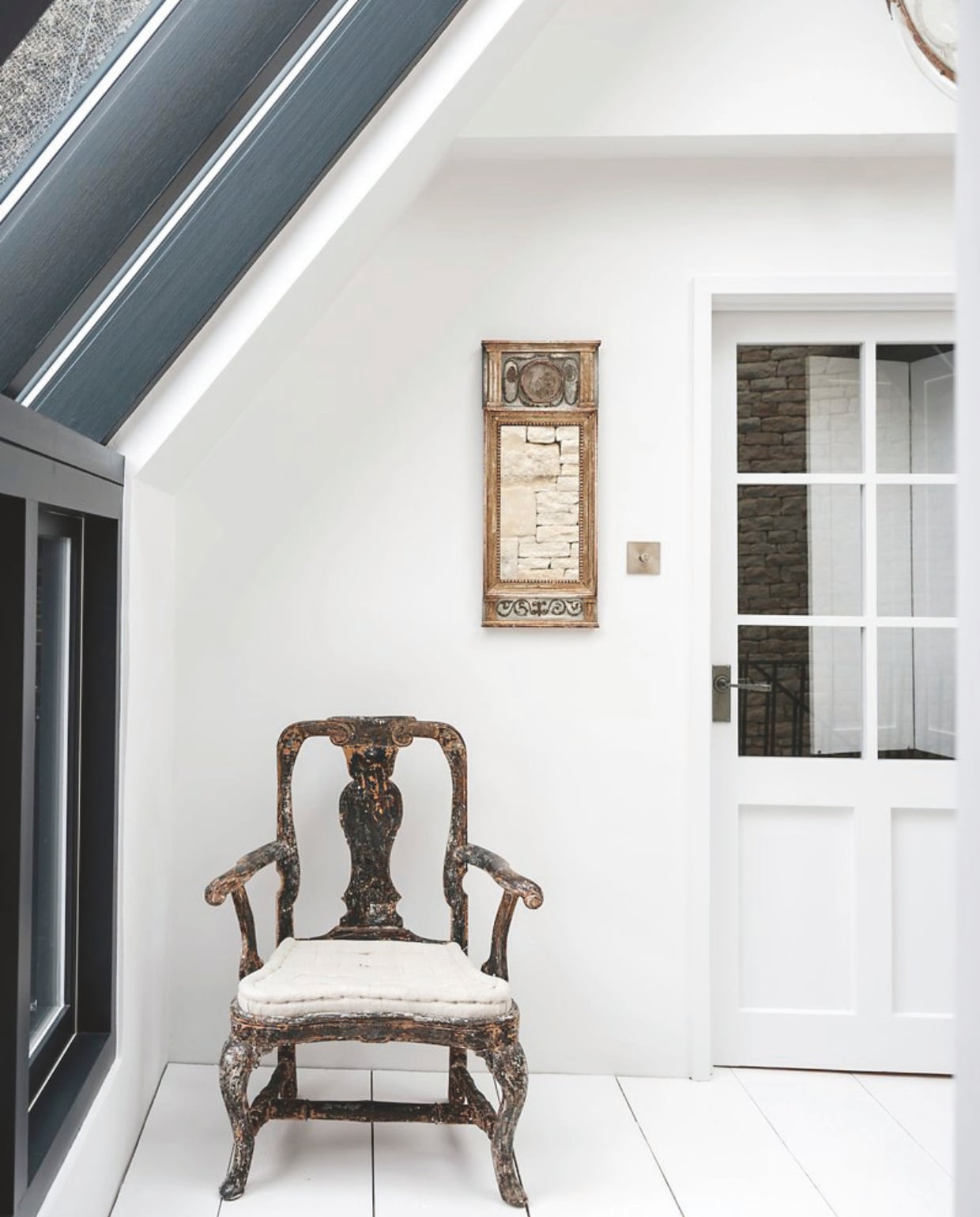 Plafond, vloer en muur verfkleur Yes Your Honour van Fired Earth. Kunstwerk Anton & K. Zweedse barokstoel antiek. vtwonen landelijk 8-2025 | productie Living Inside | styling Ali Heath | fotografie Emma Lewis