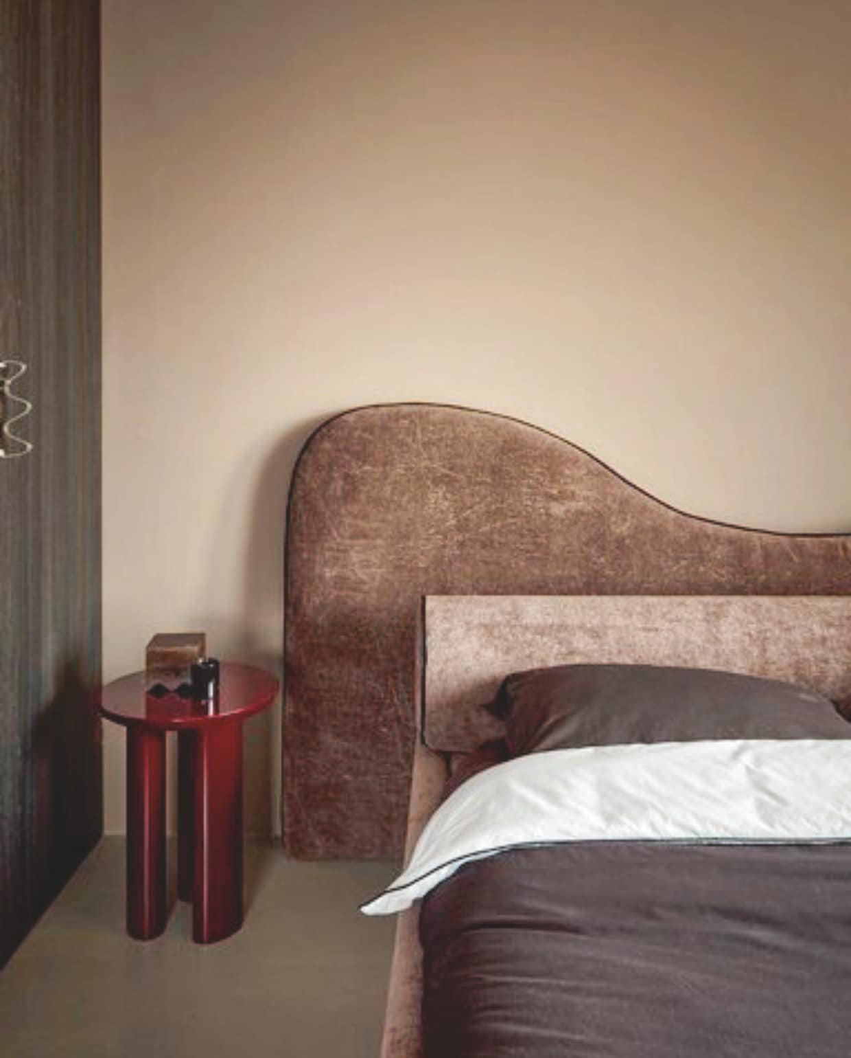 Kastdeuren in Eiken Mountain Donker R20065 NW op maat gemaakt door Elswout Meubels. Muurverf in Berlin Summer van Lab Paint. Bedframe Cille van Studio Livit. Bollamp Hay. Dekbedovertrek Ambiante. Dekbedovertrek wit met zwarte rand H&M Home. Deken Arket. Bijzettafel Tung Ja3 van &Tradition. vtwonen DIY-special | fotografie Peggy Jansen