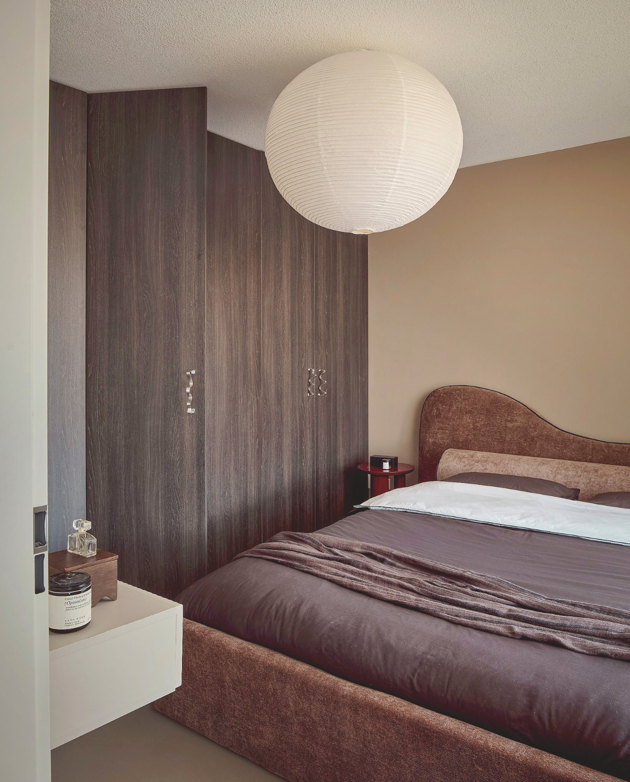 Kastdeuren in Eiken Mountain Donker R20065 NW op maat gemaakt door Elswout Meubels. Muurverf in Berlin Summer van Lab Paint. Bedframe Cille van Studio Livit. Bollamp Hay. Dekbedovertrek Ambiante. Dekbedovertrek wit met zwarte rand H&M Home. Deken Arket. Bijzettafel Tung Ja3 van &Tradition.