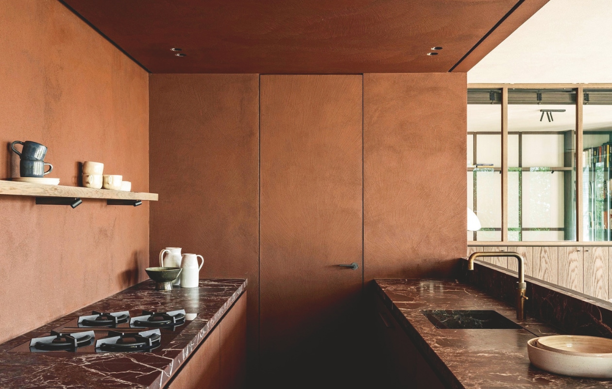 Keuken op maat gemaakt met rosso levanto natuurstenen blad. Kraan Quooker. stijlvol wonen 7-2025 | fotografie Tijs Vervecken
