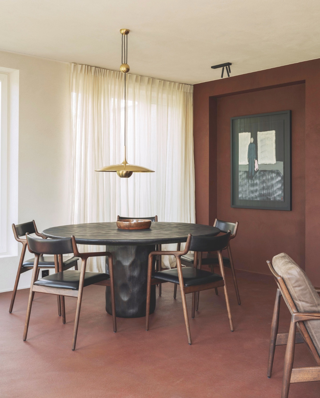 Eettafel Benoit Viaene. Lamp Onos 55 van Florian Schulz. Schaal gemaakt door een van de bewoners. Schilderij gekocht in Portugal. stijlvol wonen 7-2025 | fotografie Tijs Vervecken