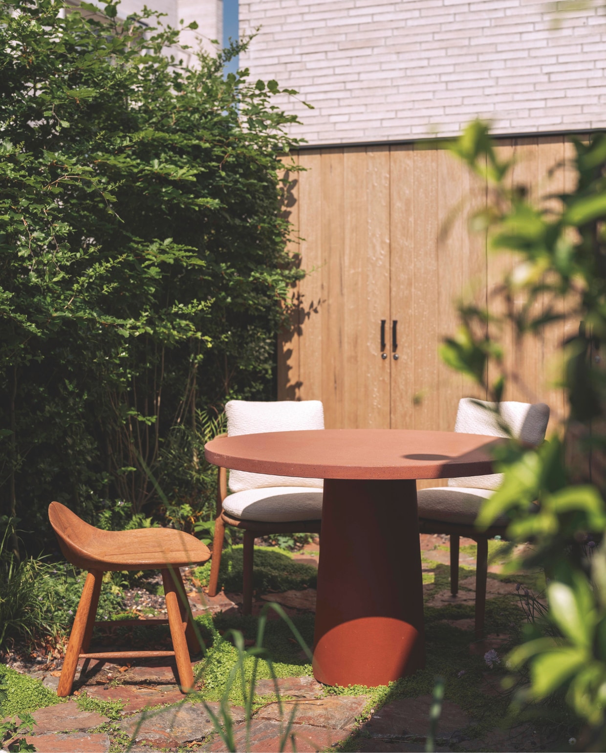Tafel Studio Loho. Houten kruk en fauteuils Baxter. stijlvol wonen 7-2025 | fotografie Tijs Vervecken