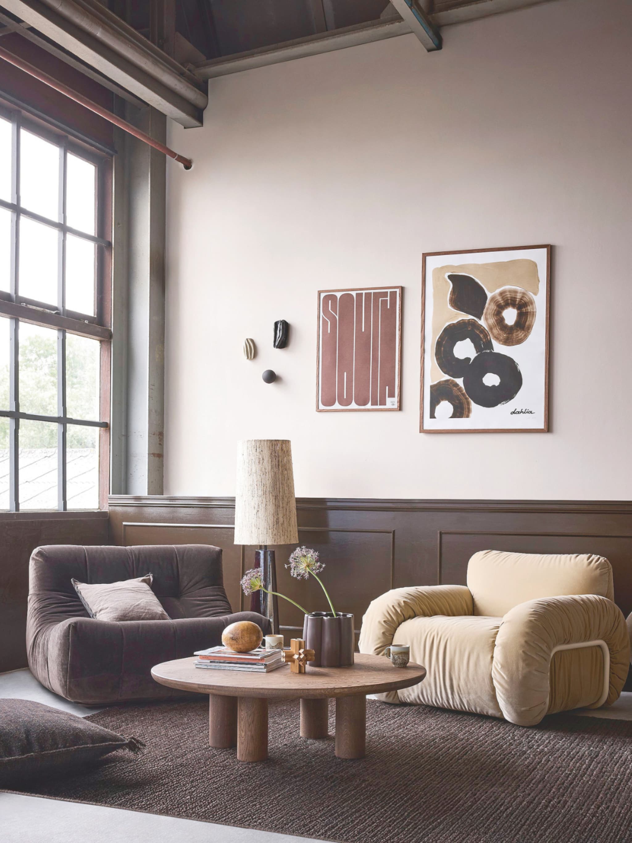 de woonkamer warm en modern inrichten