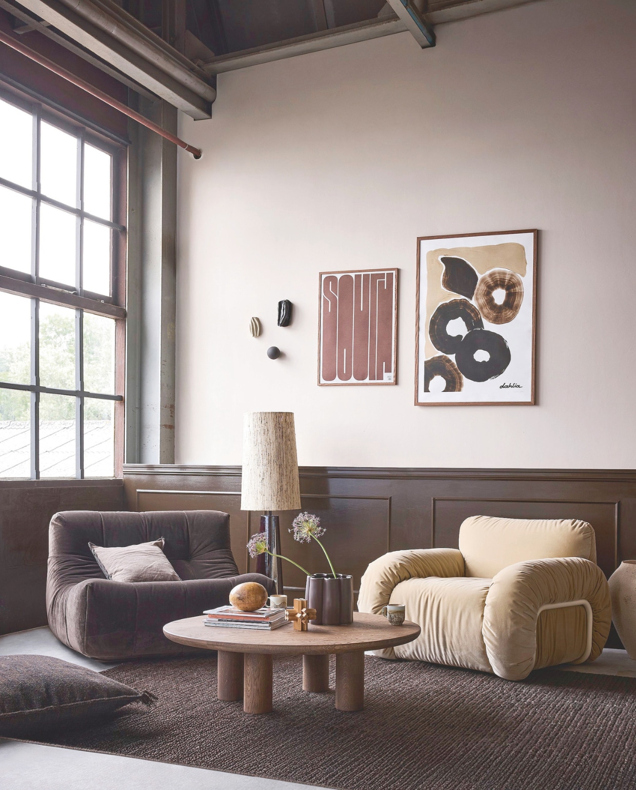 Lab Paint muurverf, Nude Cashmere, 1 liter € 56,-, houtverf, Charcoal, per liter € 81,- (vestingh.nl). HKliving fauteuil Lazy, velours, bruin, 105x105x75 cm (bxdxh) € 1850,-, fauteuil Arc, velours, room, 101x98x74 cm (bxdxh) € 1795,-, lampvoet Cone, aardewerk, bruin € 379,-, kap Cone, zijde, beige € 129,-, koffie-kopjes 70’s, keramiek € 8,75 (hkliving.nl). Loods 5 salontafel Canu, eikenhout, bruin, 105x95x32 cm (bxdxh) € 899,- (loods5.nl). Designers Guild kussen Brera Lino, linnen, bruin € 75,- (wva.nl). Urban Nature Culture pot Nari, keramiek, bruin € 49,99, Pstr Studio print South van Meindl Taxer, papier, 50x70 cm € 58,-, poster Dahlia van Julita Elbe, papier € 83,- (shop.vtwonen.nl). Muurobjecten, keramiek, bruin, prijs op aanvraag (edithbeurskens.com). Overig privébezit. vtwonen 09-2025 | styling marianne luning | fotografie alexander van berge