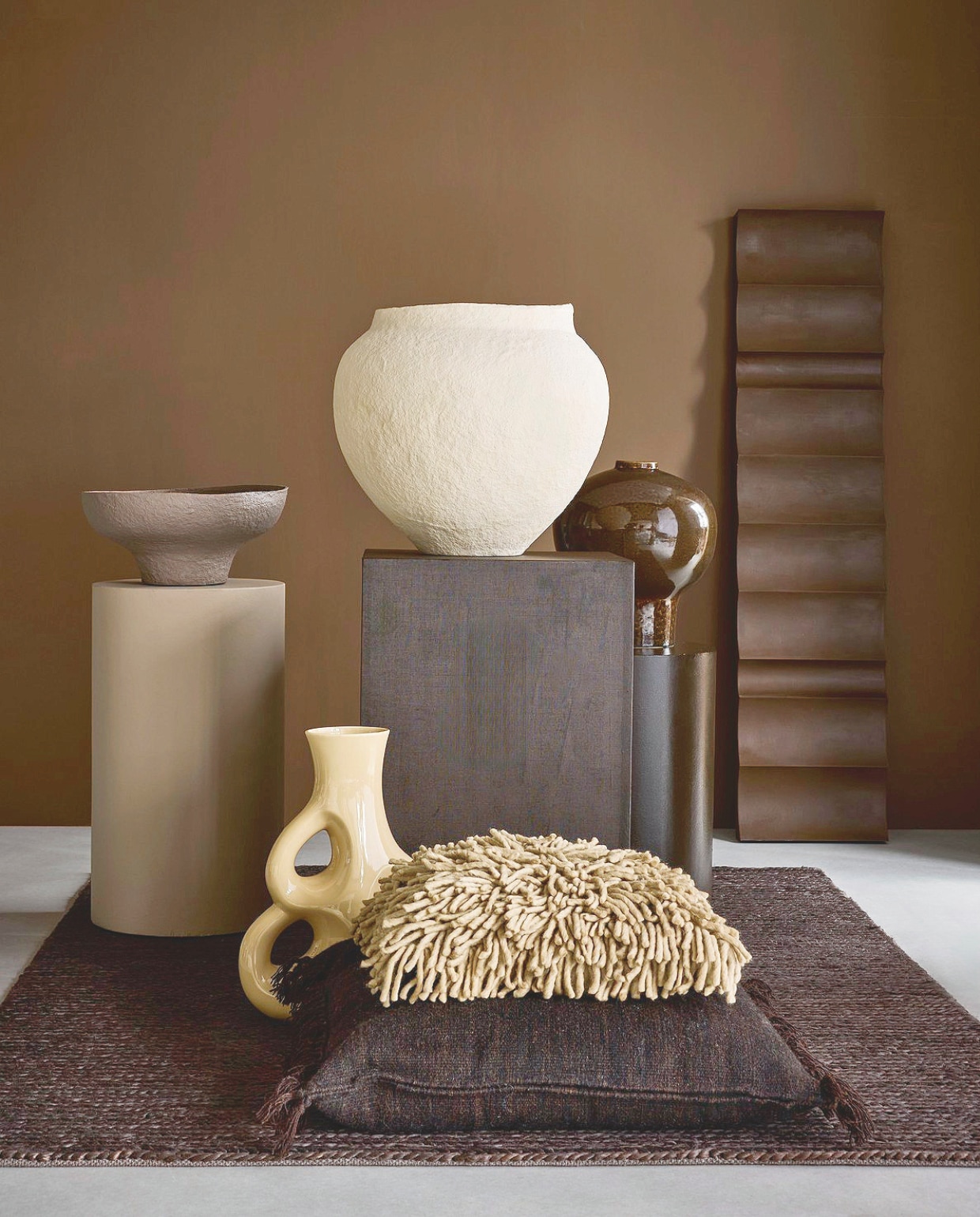 Lab Paint muurverf, Epic Tiger, 1 liter € 56,-, sokkels muurverf, Nude Cashmere en Charcoal, 1 liter € 56,- (vestingh.nl). Momo Rugs vloerkleed, hennep, bruin, 170x240 cm € 550,-, Urban nature culture vaas Sandia, papier-maché, naturel € 245,-, schaal, papier-maché, bruin € 245,-, pot Ama, aardewerk, bruin € 169,99 (shop.vtwonen.nl). Kunst-object, kunststof, bruin, prijs op aanvraag (edithbeurskens.com). Polspotten vaas Three Ears, aardewerk € 250,- (polspotten.nl). Ferm Living kussen Fringe L, jute, bruin € 149,- (loods5.nl). HKliving kussen Rugged, wol en katoen, naturel € 79,95 (hkliving.nl). vtwonen 09-2025 | styling Marianne Luning | fotografie Alexander van Berge