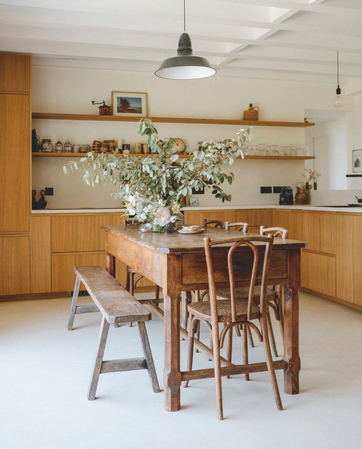 Eikenfineer keuken Bocklip. Aanrechtblad en vloer gepolijst beton Marius Aurenti. Tafel, verlichting en stoelen  Selency. vtwonen landelijk | styling Florence Poncet | fotografie Julien Hay
