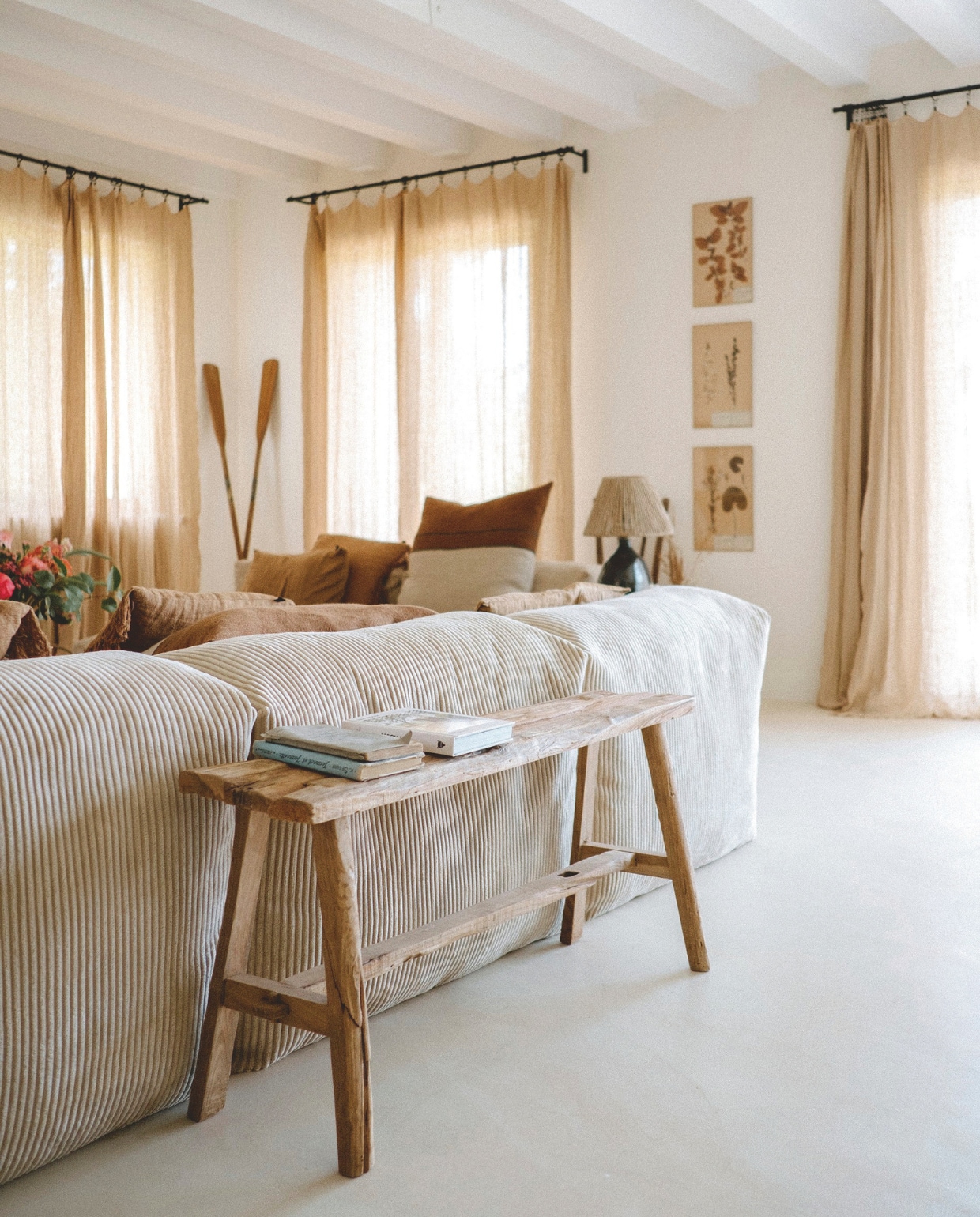 Muurverf Ressource. Foto’s metantieke lijsten en linnen gordijnen Maison de Vacances. Gepolijstebetonvloer Marius Aurenti. Bank Vetsak. Soortgelijke houten bank Frieda Dorresteijn. vtwonen landelijk | styling Florence Poncet | fotografie Julien Hay