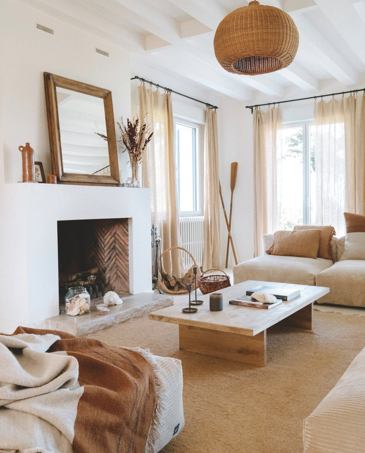 Elementenbank Vetsak. Kussens naar ontwerp van Florence Poncet. Kleed Nunamae. Fotolijsten Maison de Vacances. Bijzettafel en lamp lokale antiekwinkel. vtwonen landelijk | styling Florence Poncet | fotografie Julien Hay