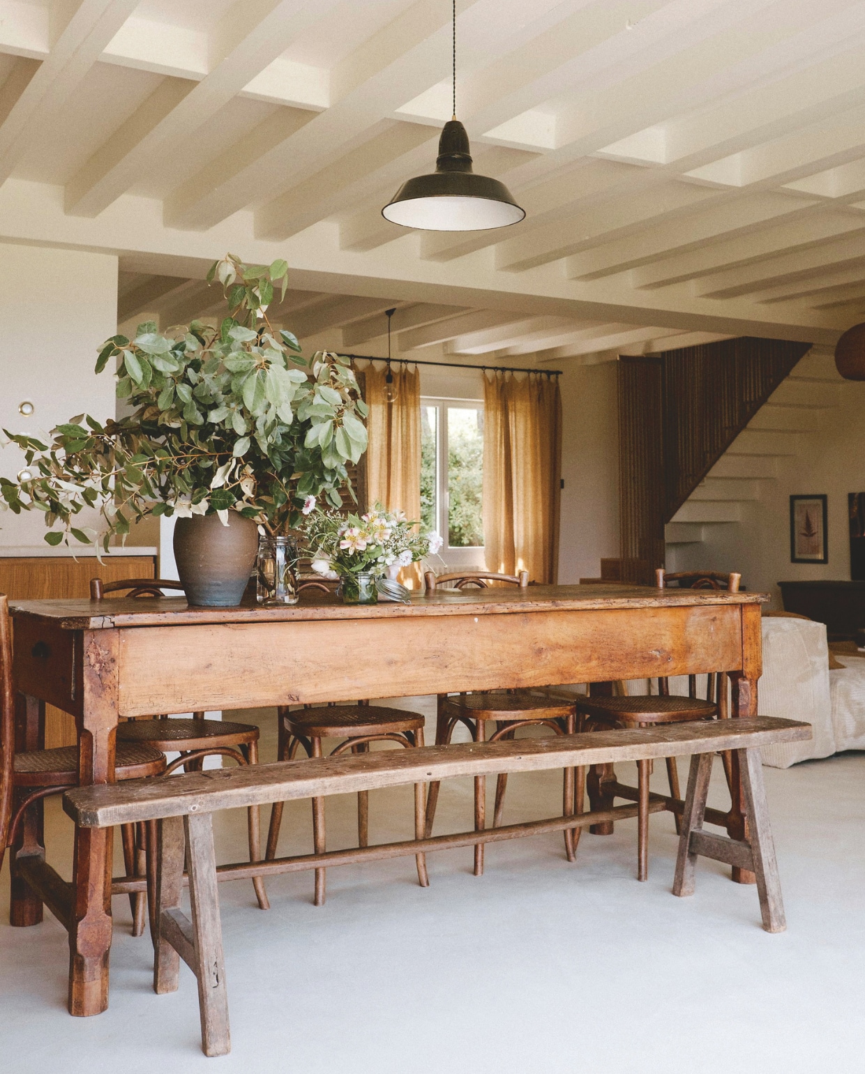 De keuken en woonkamer lopen in elkaar over. Eettafel en stoelen Selency. vtwonen landelijk | styling Florence Poncet | fotografie Julien Hay