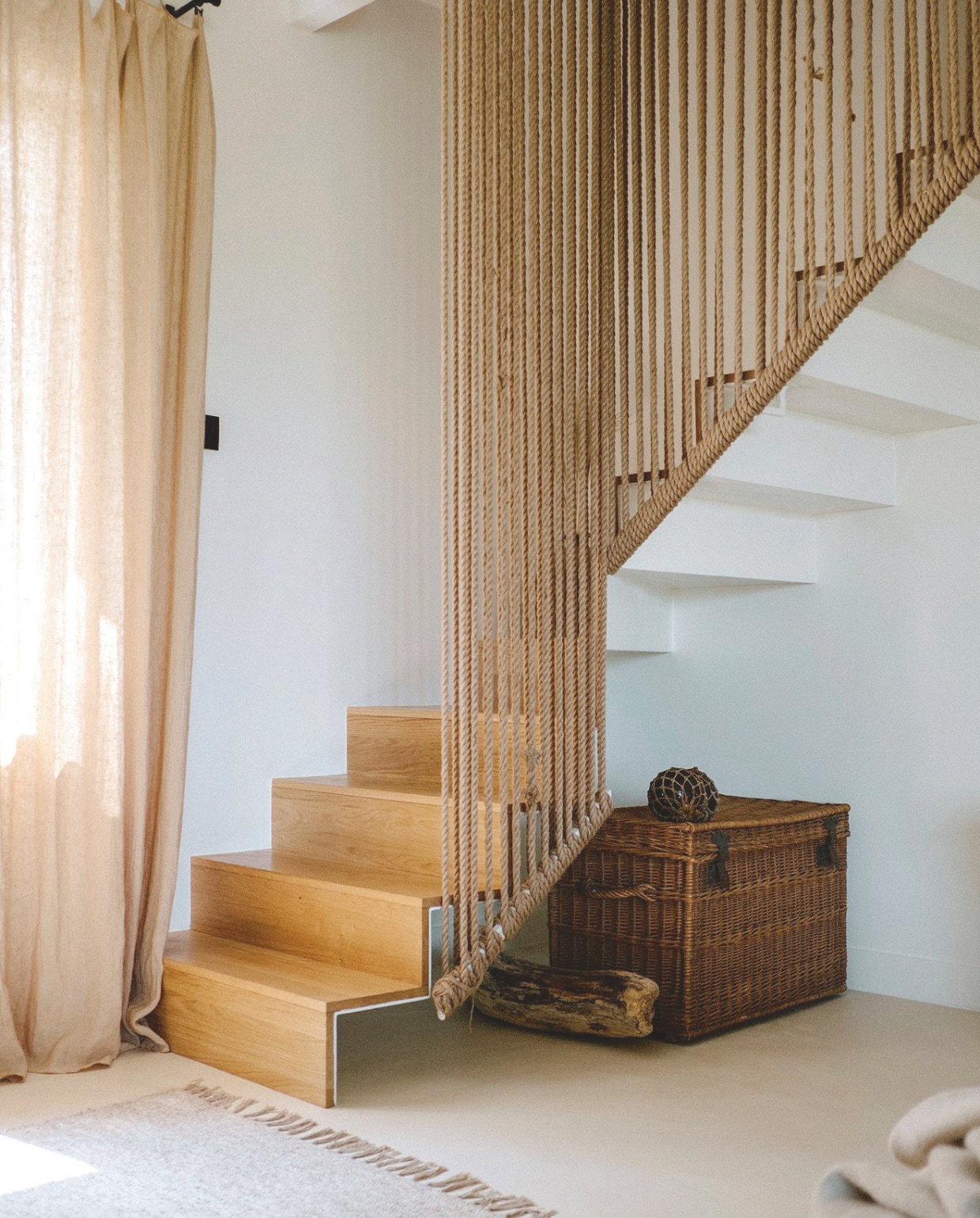 Trap van staal en eikenfineer op maat gemaakt naar een ontwerp Florence Poncet. Trappenhuis van scheepstouw. vtwonen landelijk | styling Florence Poncet | fotografie Julien Hay