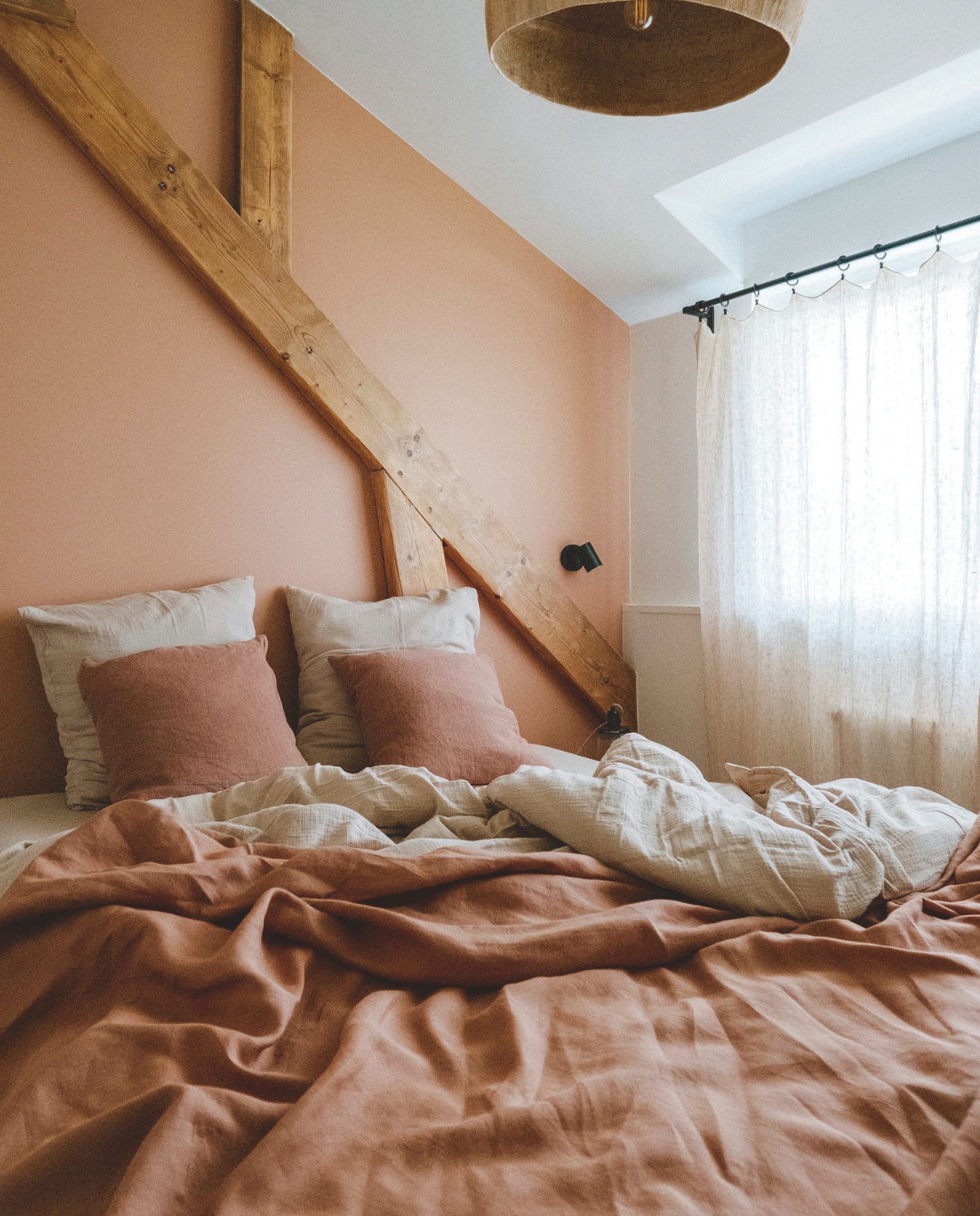 Bedlinnen en kussens Merci Paris en Libeco. Bedlamp Merci Paris. Gordijnen Maison de Vacances. Muurverf Ressource. vtwonen landelijk | styling Florence Poncet | fotografie Julien Hay