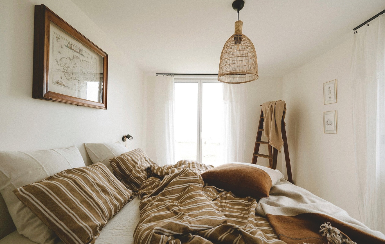 Bedlinnen Libeco. Rieten hanglamp Caravane. Trap rommelmarkt. Muurverf Ressource. vtwonen landelijk | styling Florence Poncet | fotografie Julien Hay
