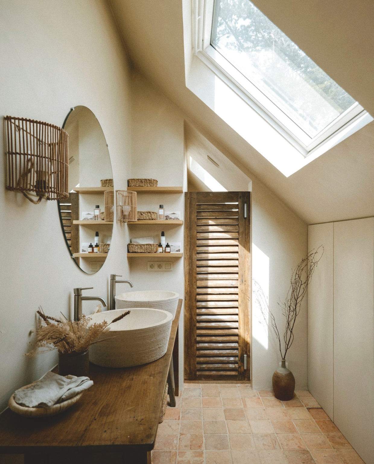 Louvredeur Arnaud de Saint-Martin. Wastafel Désuet. WaskommenLeroy Merlin. SpiegelSelency. Soortgelijkerieten wandlampen Maisons du Monde. vtwonen landelijk | styling Florence Poncet | fotografie Julien Hay