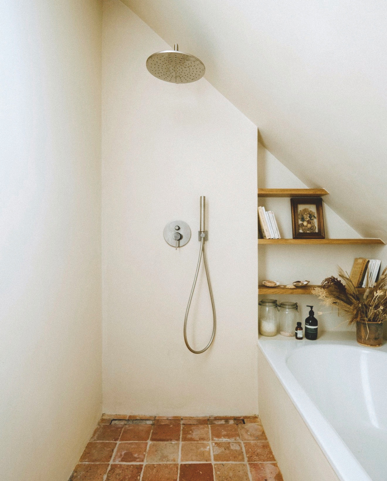 Regendouche Gessi. Oude, gerestaureerde vloertegels van handelaar in oude bouwmaterialen. vtwonen landelijk | styling Florence Poncet | fotografie Julien Hay