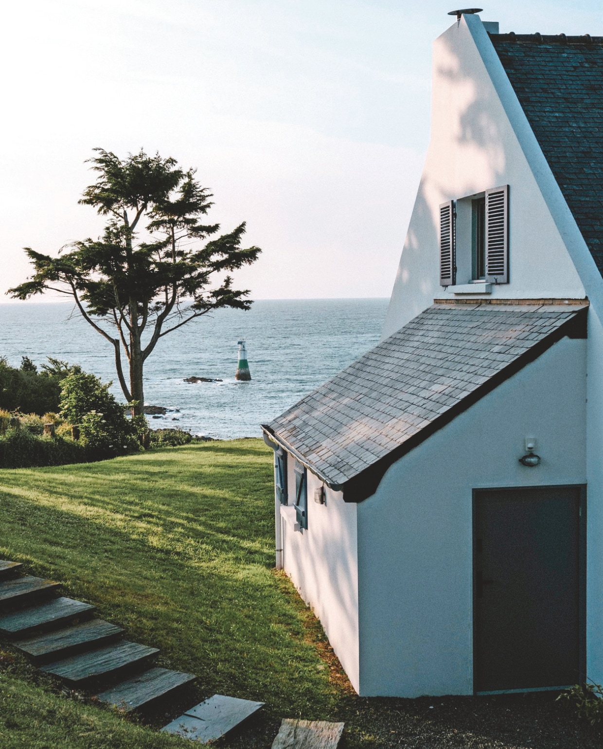 De Bretonse woning van Pierre en Marie ligt aan een oud douanepad, dichtbij het Bretonse dorp Port de Dahouët. vtwonen landelijk | styling Florence Poncet | fotografie Julien Hay