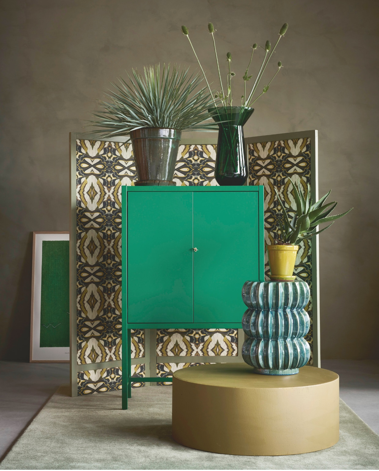> Lab Paint kalkverf, Limited Jade, 1 liter € 66,- (vestingh.nl). Momo Rugs vloerkleed, wol, groen, 240x170 cm € 1595,-, Pstr studio poster Woodblock print III, papier, groen en wit, 70x100 cm € 83,- (shop.vtwonen.nl). Ikea kast Stockholm 2025, hardboard en hout, groen, 80x40x126 cm (lxbxh) € 429,- (ikea.com). Combitex kamerscherm, prijs op aanvraag (com-anders.nl). Polspotten bijzettafel Pumpkin, keramiek, donkergroen € 220,-, vaas Longneck, glas, groen € 190,-(polspotten.nl). By Dennis planten en potten, prijs op aanvraag (bydennis.nl). Rond decoratiestuk privébezit. vtwonen 09-2025 | styling Marianne Luning | fotografie Alexander van Berge