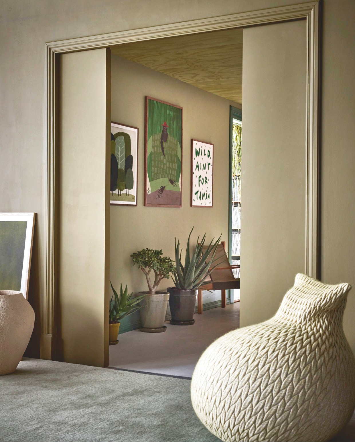 Lab Paint muurverf voorgrond, Hunter, muurverf in de gang, Moss, 1 liter € 56,-, houtverf plinten en kozijnen in gang, Green Cactus, 1 liter € 81,-(vestingh.nl). Casalis poef Slumber, rekbaar textiel, geel € 815,- (casalis.be). HKliving loungestoel Explorer, canvas en hout, groen, 74,5x65x75 cm (bxdxh) € 695,- (hkliving.nl). Pstr Studio poster Grove van Marco Marella, papier, 50x50 cm € 58,-, poster At Peace van Studio Imo, papier, groen, 70x100 cm € 83,-, poster van Das Rotes Rabbit, papier, groen, 50x70 cm € 58,-, Urban Nature Culture pot Sandia xl, papier-maché, zand € 249,- (shop.vtwonen.nl). By Dennis planten en potten, prijs op aanvraag (bydennis.nl). vtwonen 09-2025 | styling Marianne Luning | fotografie Alexander van Berge