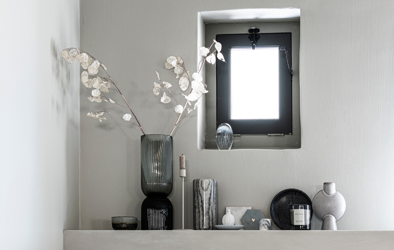 Schaaltje € 10,95, Vierkant tegeltje met tekst € 9,95 (loftloft.nl). Vaas zwart geribbeld glas Riva afmeting 36,5 cm hoog, diameter 12 cm € 49,95 (nordal.eu). Kandelaren set van 3 kandelaren, 30/40/50 cm hoog € 46,- (stylexclusief.nl). Marmeren vaas € 29,99, marmeren kaarsenhouder € 5,99 (hm.com). Handgemaakt tegeltje met ingegraveerd goud hartje € 23,95 (tegeltjetegeltjeaandewand.nl). Bord (privebezit). Geurkaars € 119,99 (zarahome.com). Vaas Sphere bulb € 39,- (101cph.com). Kleur wanden krijtverf Old Flax van Pure & Original (pure-original.nl). vtwonen 11-2021 | styling Kim van Rossenberg | fotografie Sjoerd Eickmans | assistentie Sanne van der Beek en Meike Linthorst