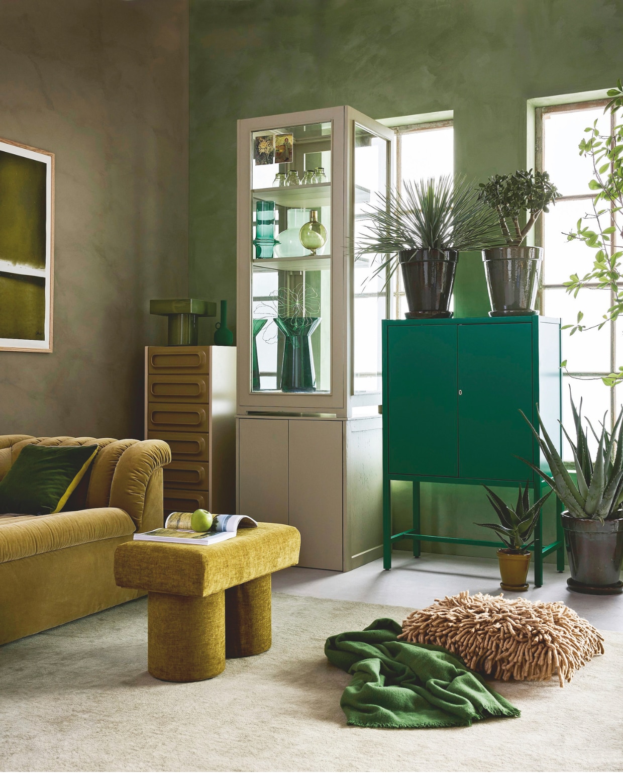 Lab Paint kalkverf, Limited Jade en Tokyo Tea, 1 liter € 66,- (vestingh.nl). Loods 5 loungebank Marilyn Royal, fluweel, pistachegroen, 325x182x70 cm (bxdxh) € 3990,-, bankje Ollie, gestoffeerd, groen, 55x38x45 cm (lxbxh) € 99,-, Studio Henk tafellamp Display, aardewerk, groen € 349,- (loods5.nl). HKliving ladenkast Space, kunststof, groen, 40x45x113 cm (bxdxh) € 1575,-, glazen 70’s, groen, set van 4 € 29,95,-, kussen Rugged, wol en katoen, olijfgroen € 79,95 (hkliving.nl). Ikea kast Stockholm 2025, hardboard/hout, groen, 80x40x126 cm (lxbxh) € 429,-, plaid Stockholm 2025, wol, groen € 69,99 (ikea.com). Momo Rugs vloerkleed, wol, groen dégradé, 170x240 cm € 1595,-, Pstr studio poster Moss van Mae studio, 70x100 cm € 83,-, Urban Nature Culture vaas, glas, flessengroen € 29,99, vaas Collo Reseda M, glas, lichtgroen € 39,95, kandelaar Sopra, bol glas, olijfgroen € 24,99 (shop.vtwonen.nl). Polspotten vaas Longneck, glas, groen € 190,-, kandelaar Sparta, metaal, groen € 50,- (polspotten.nl). By Dennis planten en potten, prijs op aanvraag (bydennis.nl). Designers Guild kussen Varese, katoen velours, groen € 108,-(wva.nl). Ansichtkaarten € 1,- (artunlimited.nl). styling Marianne Luning | fotografie Alexander van Berge