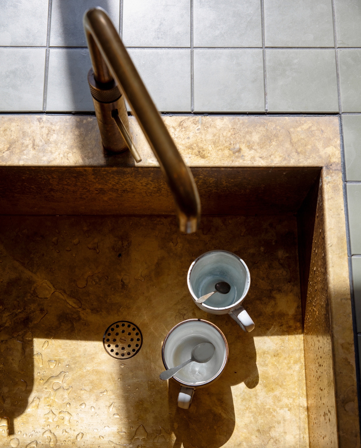 Wasbak koperslagerij, kraan Quooker, bekers Xenos. vtwonen special binnenkijken 03-2024 | styling Ilona Jongepier | fotografie Dana van Leeuwen