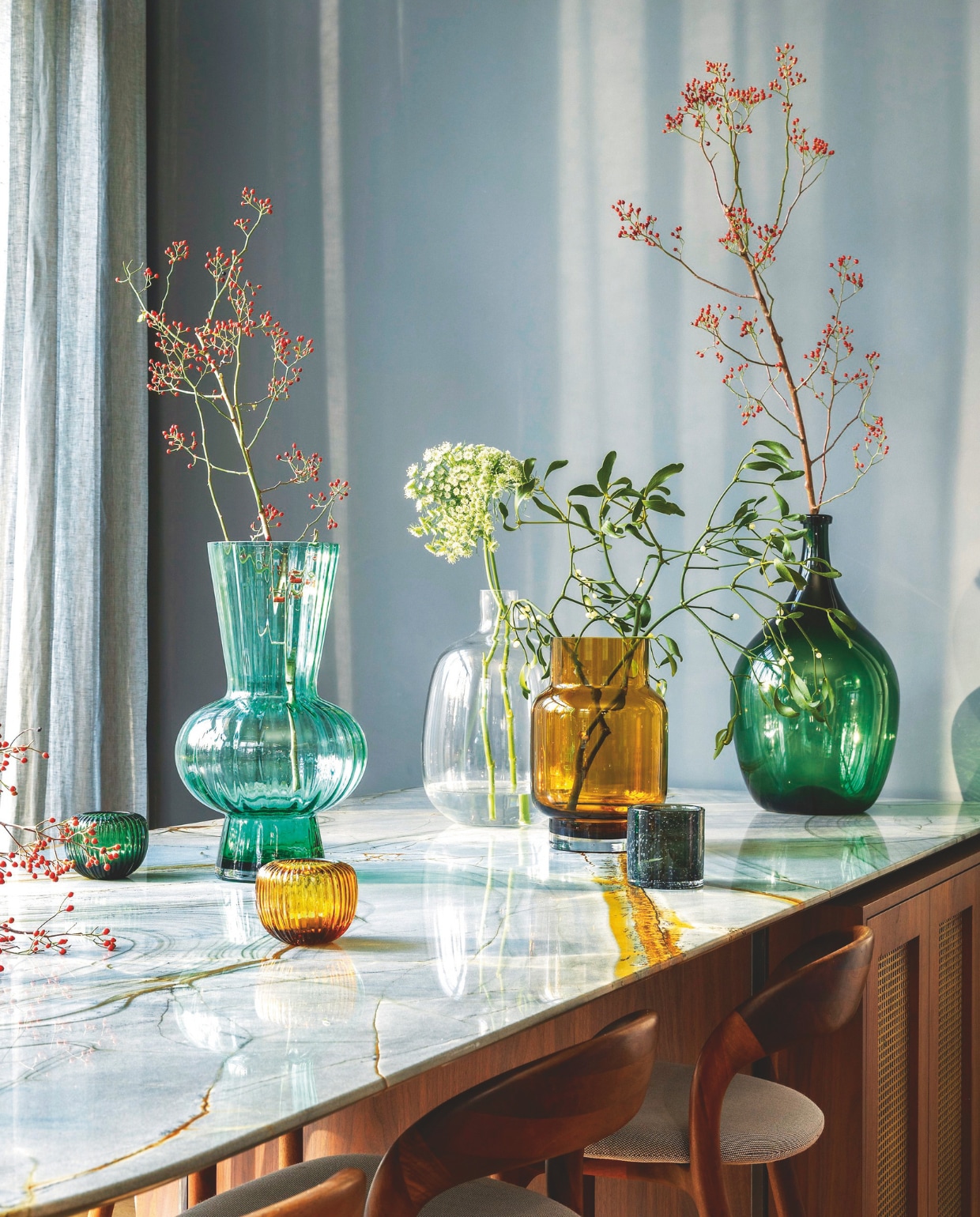 vtwonen waxinelichthouders, glas, groen of bruin, 11x9 cm (Øxh), set van 2 € 19,95. vtwonen waxinelichthouders, glas, zwart, 10x10 cm (Øxh), set van 2 € 29,95. vtwonen vazen, glas, diverse kleuren en formaten vanaf € 59,95. Overig privébezit. vtwonen 9-2025 | styling Sanne ketelaar | fotografie stan koolen
