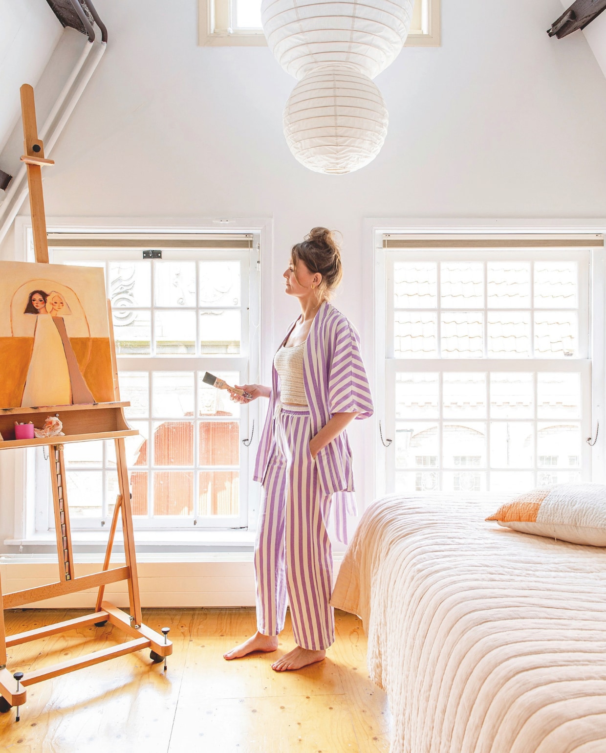 Hanglamp zelf samengesteld uit twee lampen van The James. Sprei Crisp Sheets, kussen Sissy-Boy. Atelierezel Van Beek Art. Vloer underlayment Elliotis van Karwei, blanke vloerlak CetaBever. Muurverf Alphacryl Pure Mat SF wit van Sikkens.