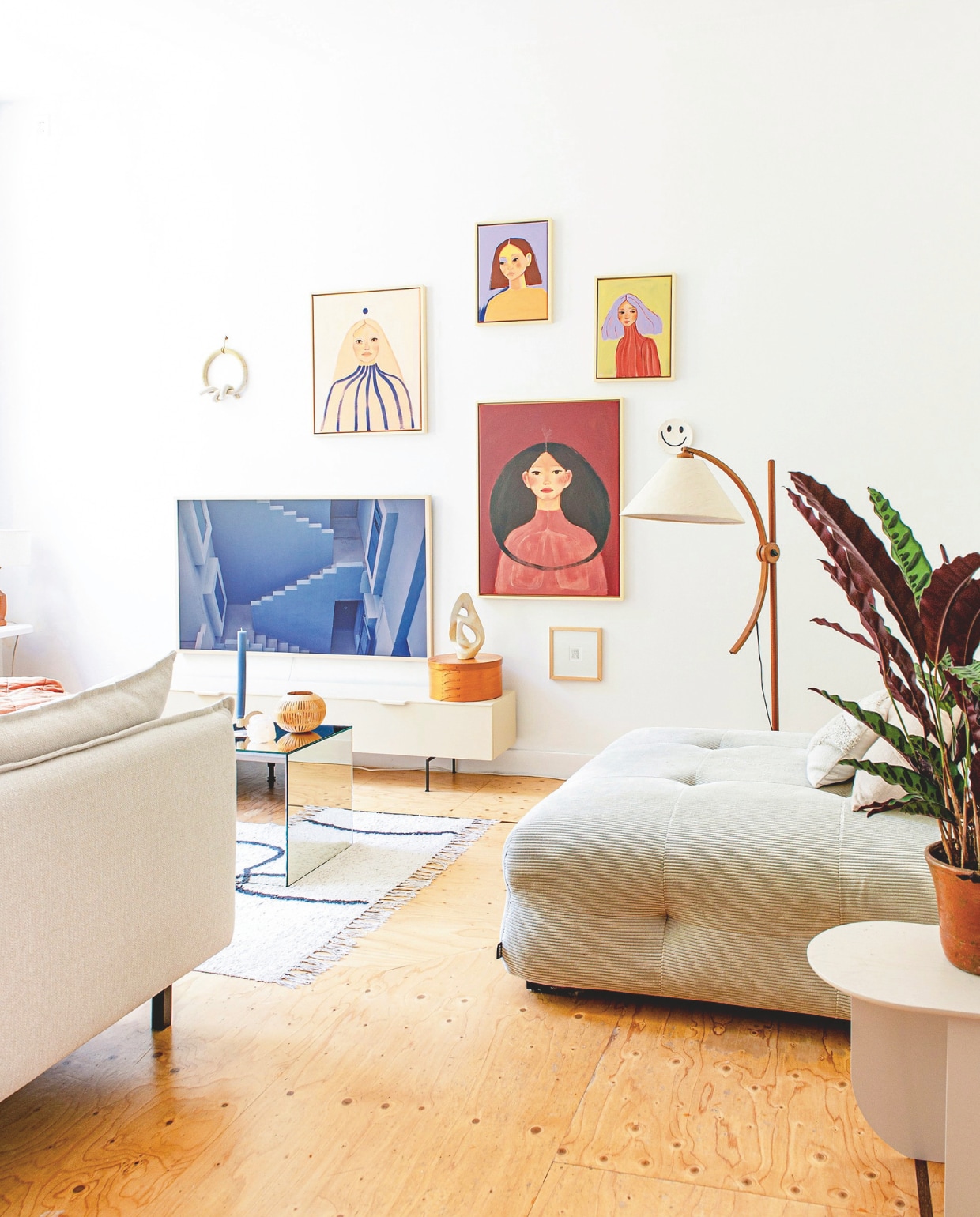 Bank Gayle van Karwei, vloerkleed Sissy-Boy. Salontafel Tintin en bijzettafel Plateau van Fést. Fauteuil en kaarshouder Loods 5. Vintage vloerlamp Sprinkelhop. Tv-meubel HKliving, tv The Frame van Samsung. Windlicht kokosnoot Atelier Sukha. Zoutlamp en sculptuur uit kringloopwinkel. Schilderijen gemaakt door Iris, smiley-bordje The Clay Shaper, print Milou Trouwborst, wandsculptuur Lydia Elisabeth Pottery. vtwonen DIY-special | styling Jeske Weel | fotografie Caroline Coehorst