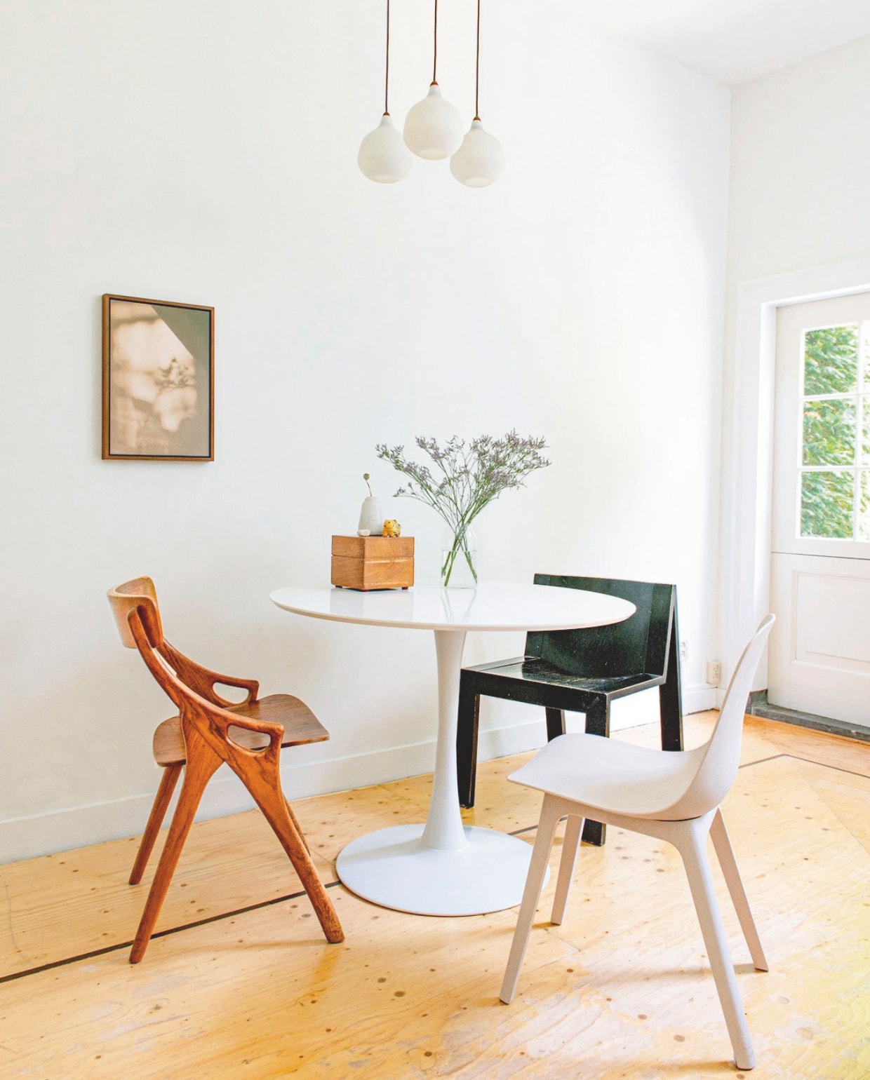 Kunstwerk Delusion van Floortje Louise, vintage hanglamp Sprinkelhop. Eettafel Ringsted van Jysk. Jaren 50-stoel van Arne Hovmand- Olsen en zwarte stoel uit jaren 70 van Pastoe uit kringloopwinkels. Stoel Odger van Ikea. Kist van Franse markt. vtwonen DIY-special | styling Jeske Weel | fotografie Caroline Coehorst
