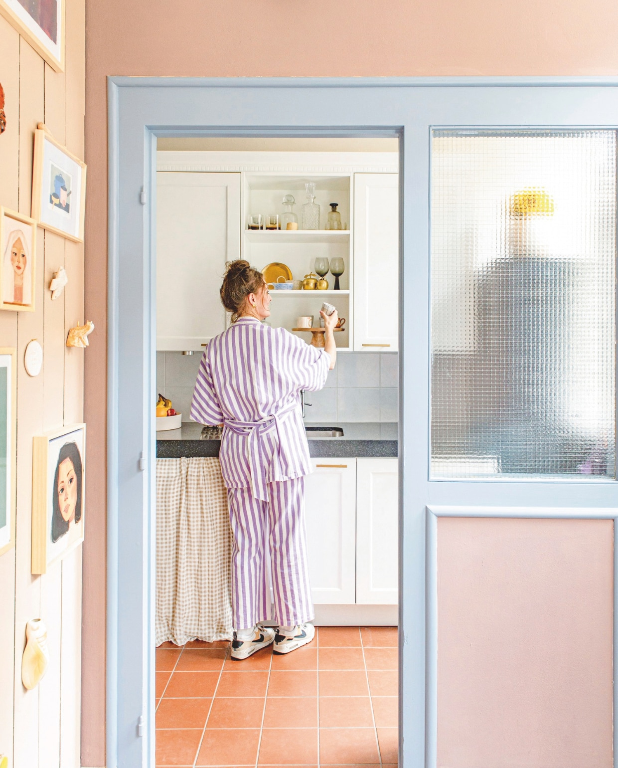 Fruitschaal Fést, glazen van Serax via Studio If, wijnglazen The James, kopje De Toffe Toko. Keuken onbekend, vloertegels lagen al in het huis, overig kringloop. vtwonen DIY-special | styling Jeske Weel | fotografie Caroline Coehorst
