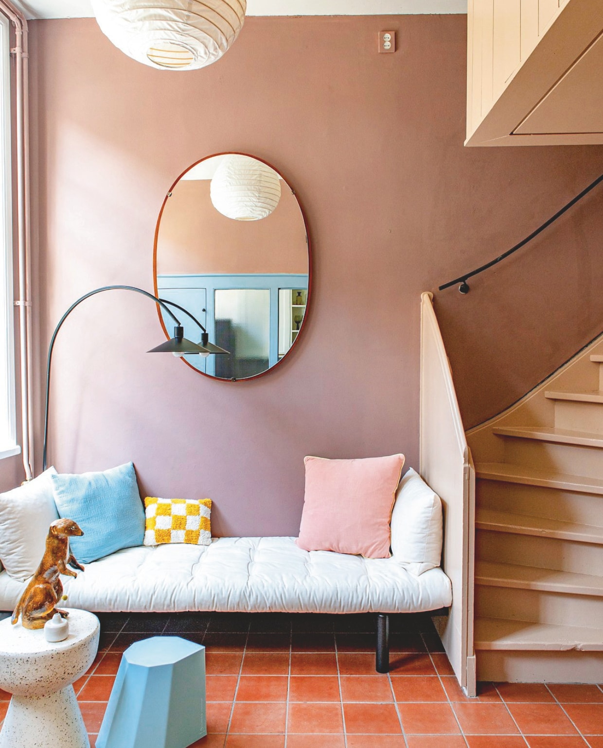Katoenen lamp The James, booglamp Philou van Karwei. Spiegel kringloopwinkel, daybed van Karup Design, kussens Sissy-Boy en Karwei. Bijzettafel Terrazzo van HKliving kruk Arnold Circus via Prchtg. Muurverf Sulking Room Pink van Farrow & Ball. Beeld stokstaartje vintage. vtwonen DIY-special | styling Jeske Weel | fotografie Caroline Coehorst