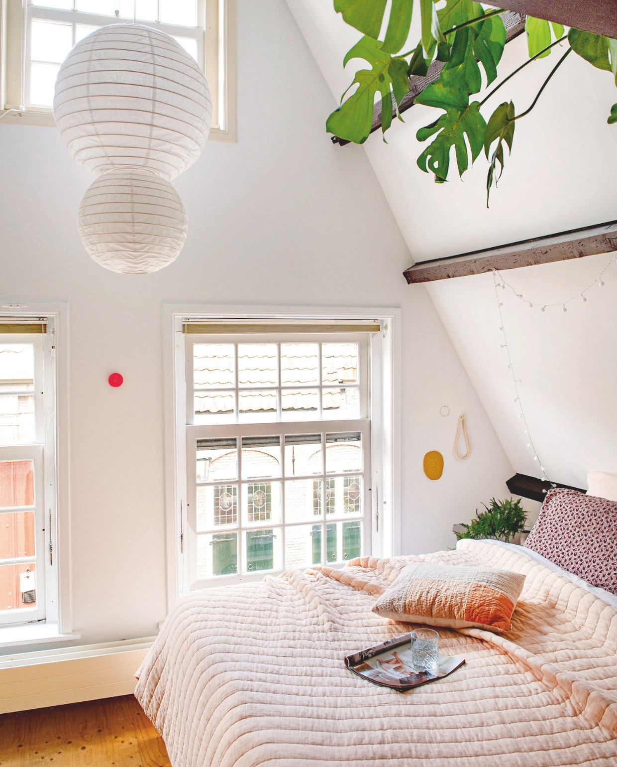 Gestippeld kussen Sissy-Boy, beddensprei  Crisp Sheets, kunstwerk gezicht De Toffe Toko, armband Julia Otilia, ketting souvenir uit Botswana, roze smiley gemaakt door Iris, lichtsnoer Hema. vtwonen DIY-special | styling Jeske Weel | fotografie Caroline Coehorst