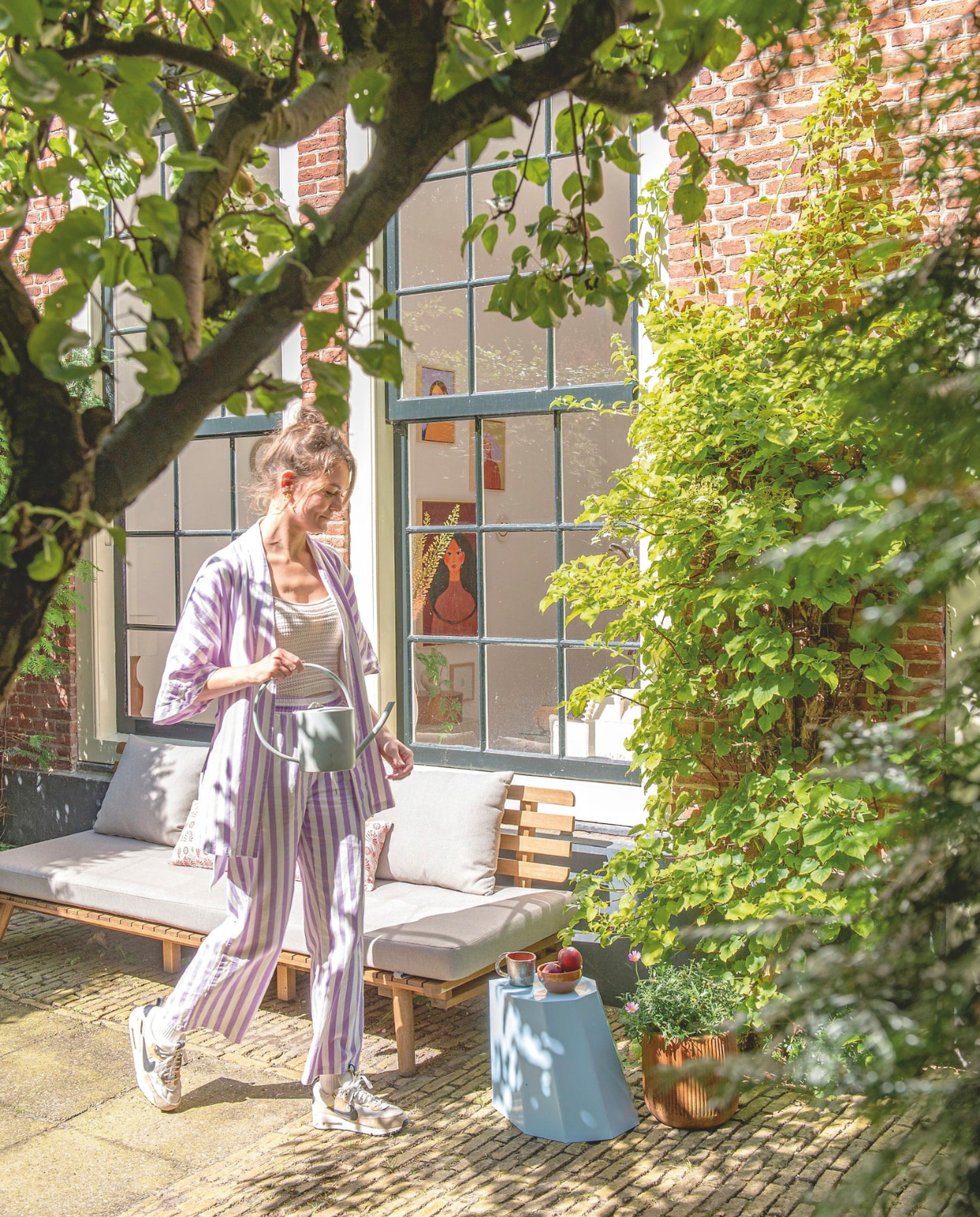 Tuinbank La Paloma van Nous Garden, kruk Arnold Circus Stool via Prchtg, plantenpot Ranzijn Tuincentrum, serviesgoed Franse keramiekmarkt, gieter Sissy-Boy. vtwonen DIY-special | styling Jeske Weel | fotografie Caroline Coehorst