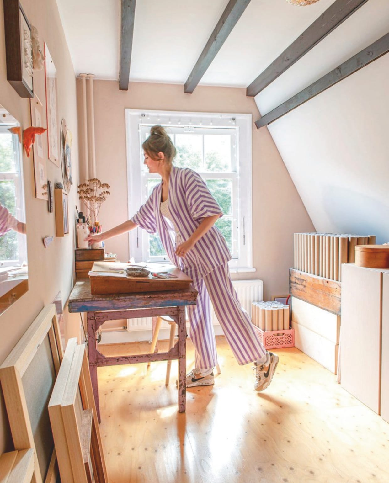 Plafondlamp vintage, kasten Ivar van Ikea, opberg- en presentiebakken zelfgemaakt. vtwonen DIY-special | styling Jeske Weel | fotografie Caroline Coehorst
