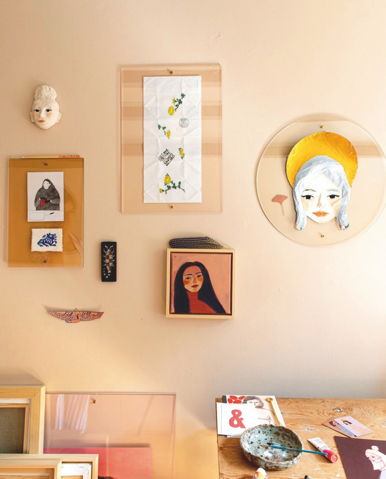 Reliëf vrouwenhoofd Milou Trouwborst, daaronder print van ’t Avontuur Prints, keramische tegel schorpioen van Henk Potters die ook de eerste Efteling-souvenirs maakte, boekenlegger vogel met haakje Id Store, verder eigen werk Iris. vtwonen DIY-special | styling Jeske Weel | fotografie Caroline Coehorst