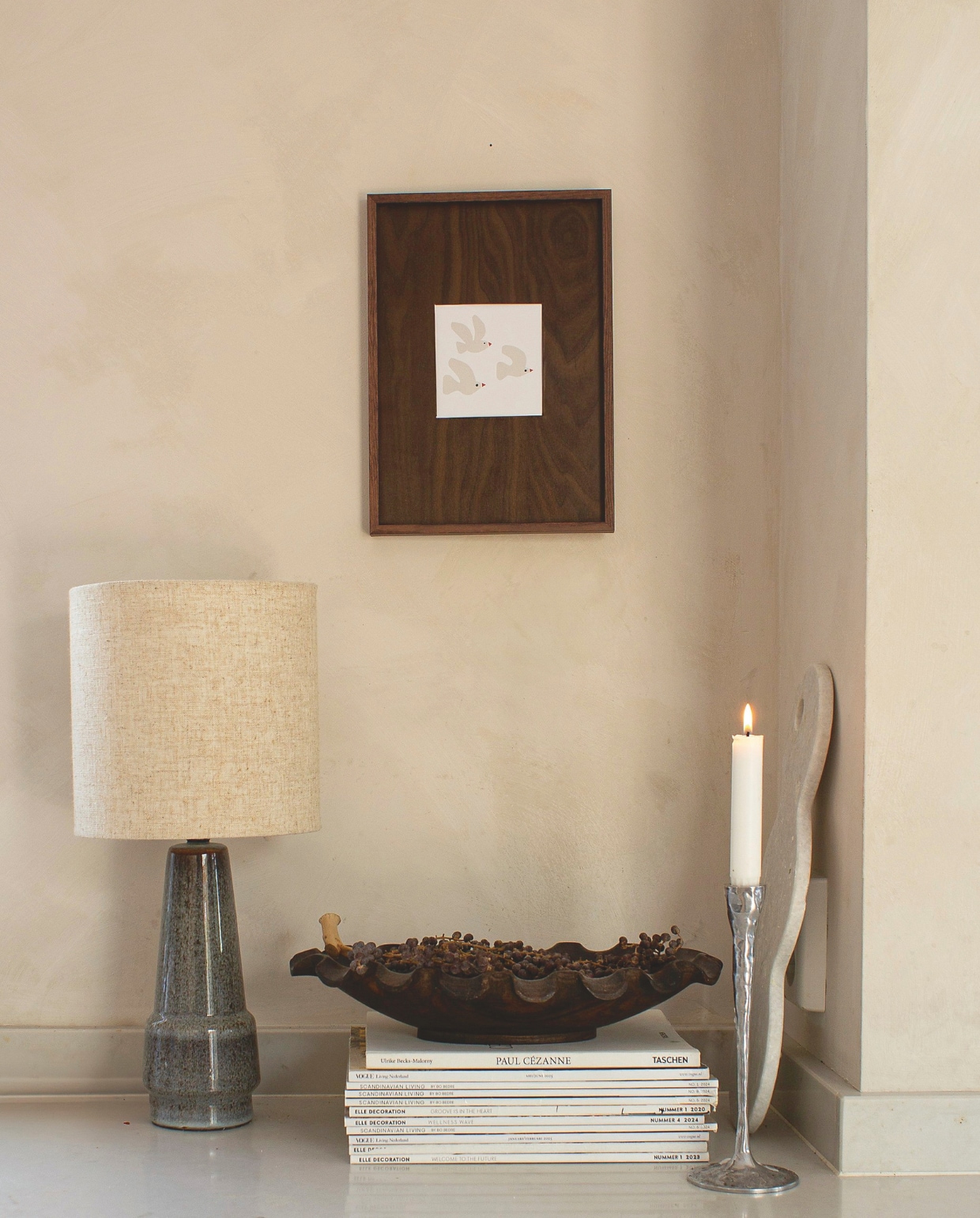 Tafellamp Jysk. Marmeren plank Humdakin. Kandelaar en houten schaal tweedehands. vtwonen 9-2025 | styling & fotografie Valerie Paas