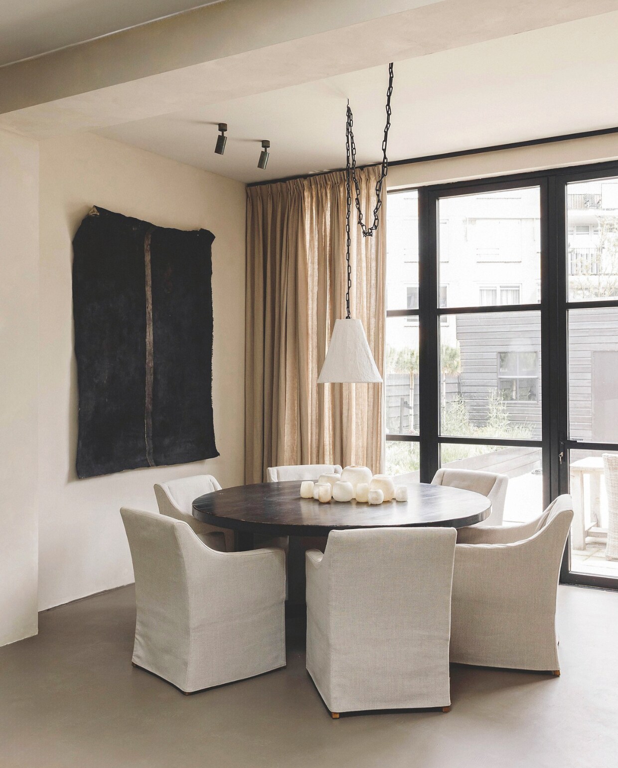 Antieke ronde tafel Gert Snel. Eetkamerstoelen Rivièra Maison. Hanglamp zelfgemaakt. Spotjes Serax. Kunstwerk Atelier Vitiligo by Puck Boerma. Maatwerk gordijnen Kwantum. Waxinelichthouders Zenza. vtwonen landelijk 08-2025 | fotografie Stie De Neve