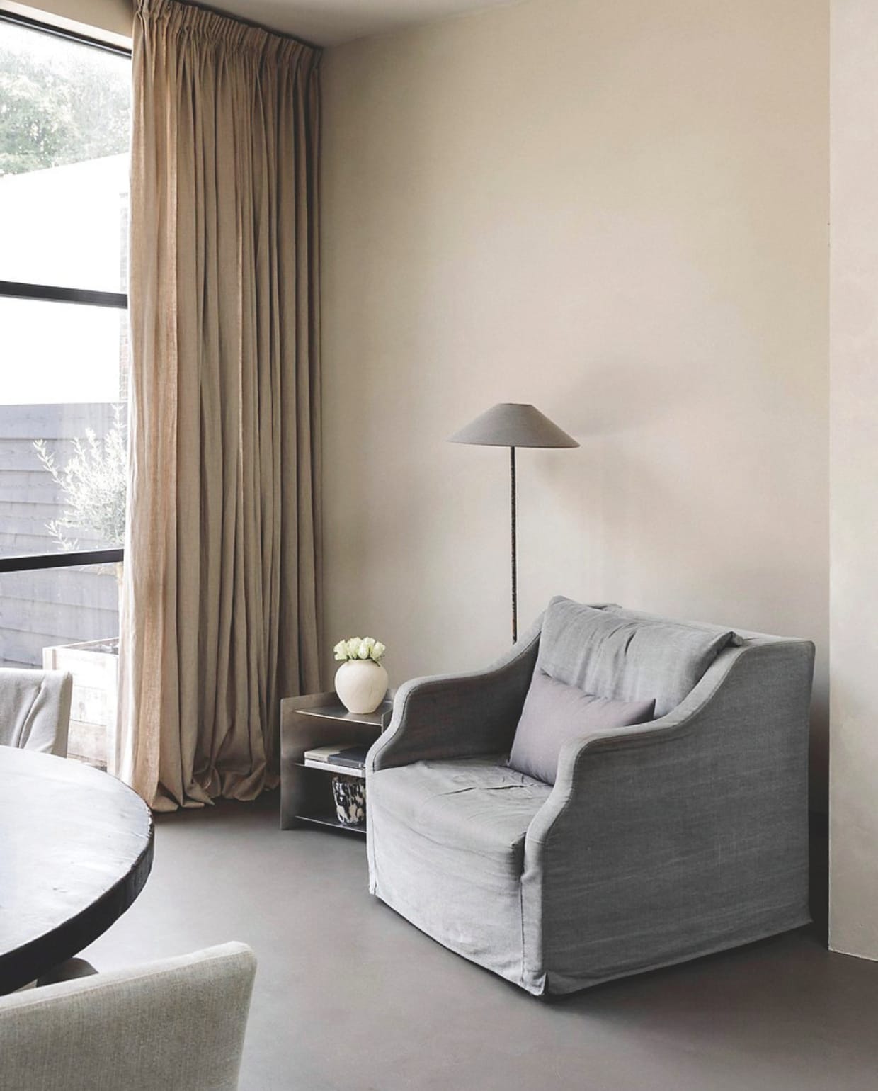 Fauteuil Marktplaats. Vintage staande lamp Leeelijk. Bijzettafel Paul Coenen. Vaas Zara Home. Geurkaars glas Baobab Collection. Maatwerk gordijnen Karwei. vtwonen landelijk 8-2025 | fotografie Stie De Neve
