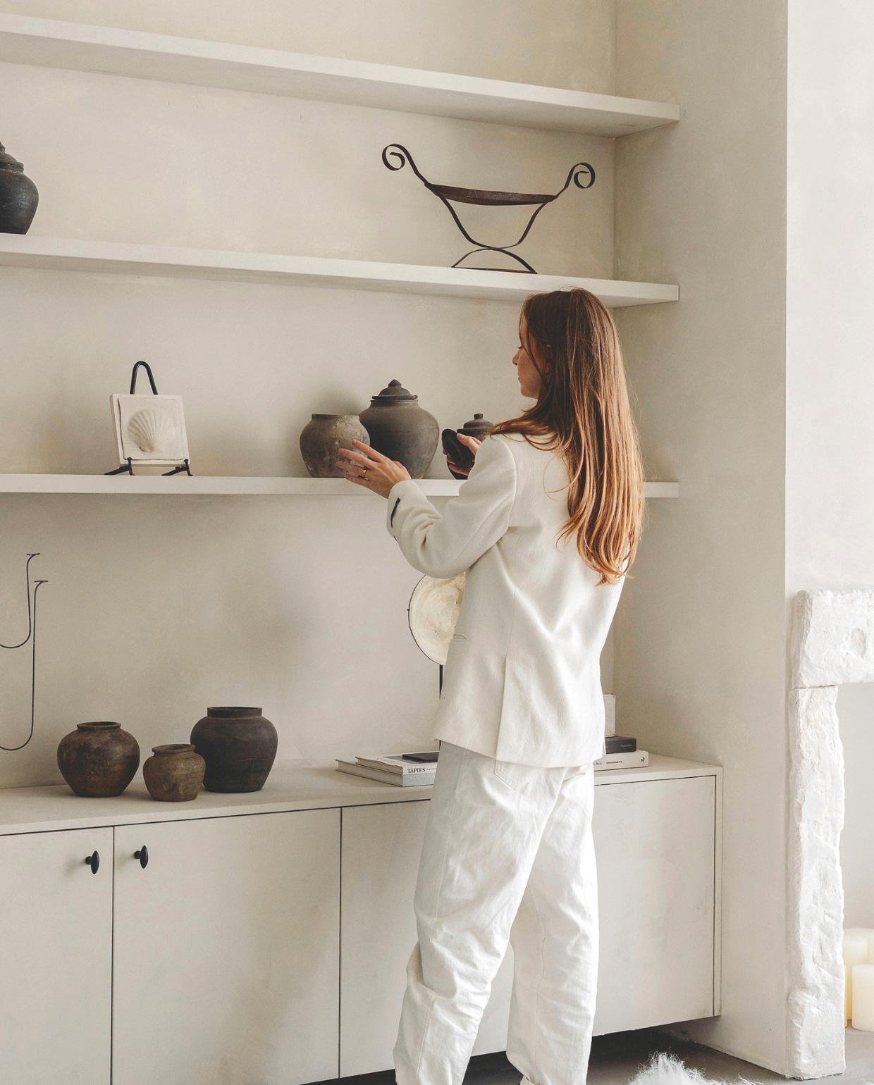 Maatwerk inbouwkast en wandplanken Meubels Van Zant. Aardewerk potten Luksa Home Collection. Stalen object kringloop. Schelp kringloopcadeau. vtwonen landelijk 8-2025 | fotografie Stie De Neve