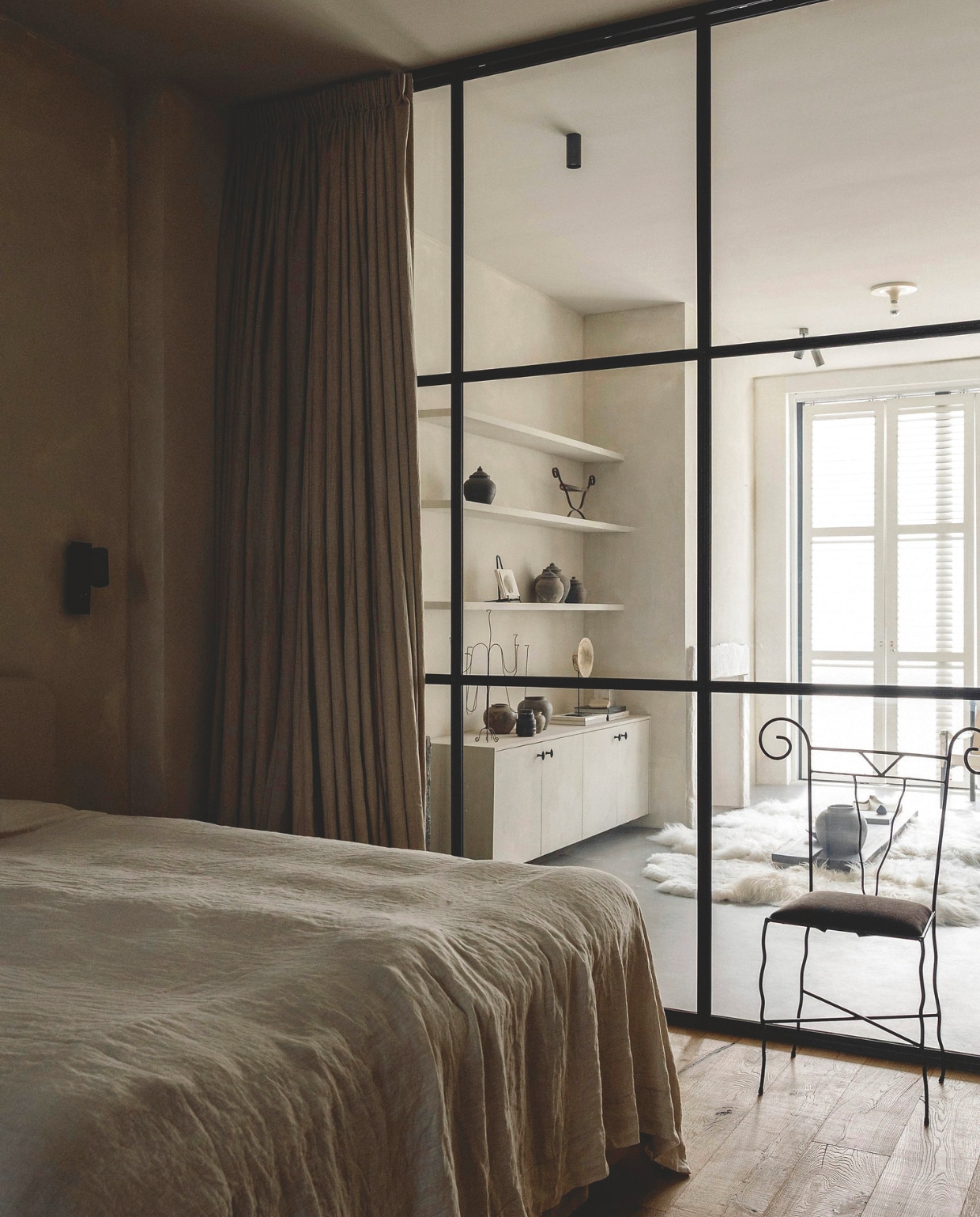 Wand van staal en glas Gillissen Ontwerp. Stoel WeLiving. Plafondspots Serax. vtwonen landelijk 8-2025 | fotografie Stie De Neve