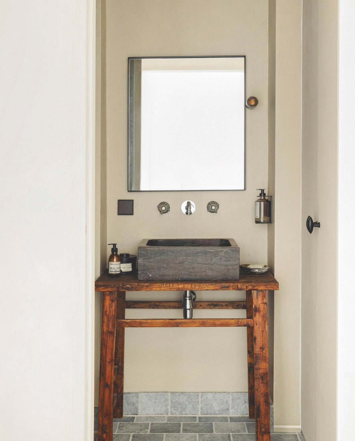 Antieke tafel Luxa Home Collection, zelf gebeitst. Vintage natuurstenen wasbak ’t Achterhuis. Spiegel Bol. vtwonen landelijk 8-2025 | fotografie Stie De Neve